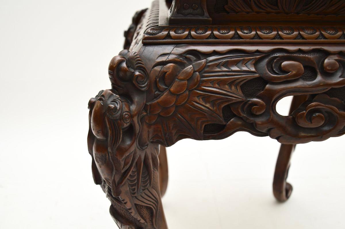 Ancien support à plantes / table d'appoint en bois oriental sculpté en vente 2