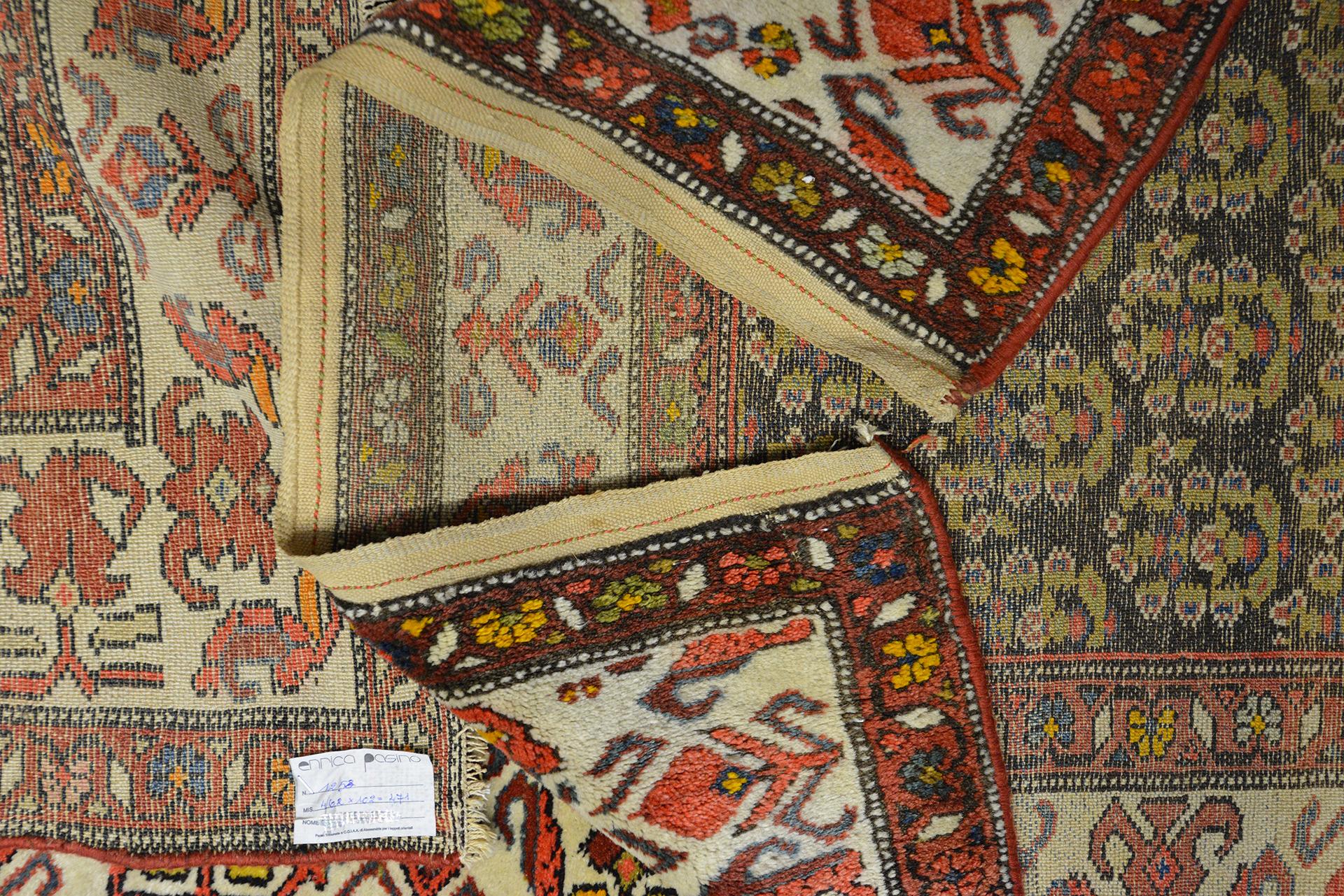 Antique Oriental Gallery Carpet In Excellent Condition For Sale In Alessandria, Piemonte
