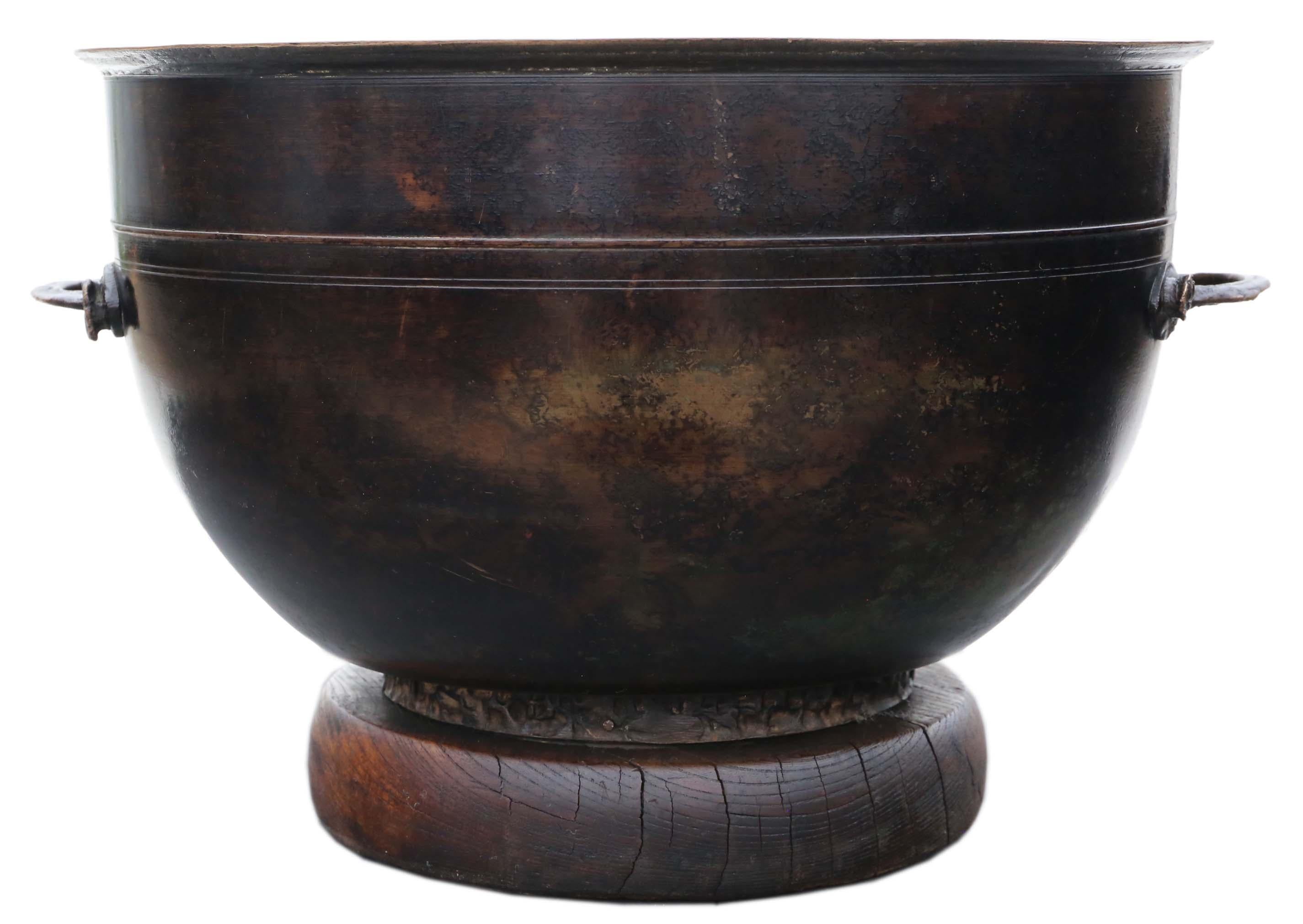 Antique Oriental Japanese large fine quality bronze bowl planter jardinière censor Hibachi brazier C1900 Meiji. Is well suited for use as a bowl, planter or jardinière. 

Would look amazing in the right location and make a fabulous centre piece.