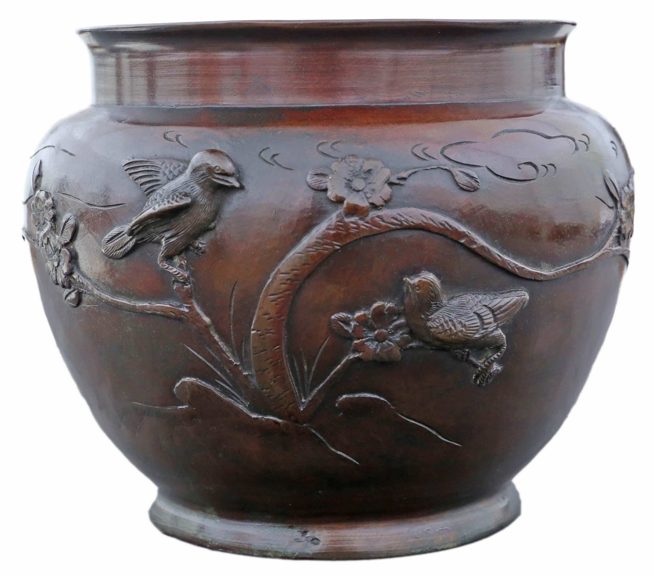 Antique fine quality large Oriental Japanese bronze Jardinière planter bowl censor Meiji Period, 19th Century.

Would look amazing in the right location and make a fabulous centre piece. Great colour and patina.

Overall maximum dimensions: 21cm