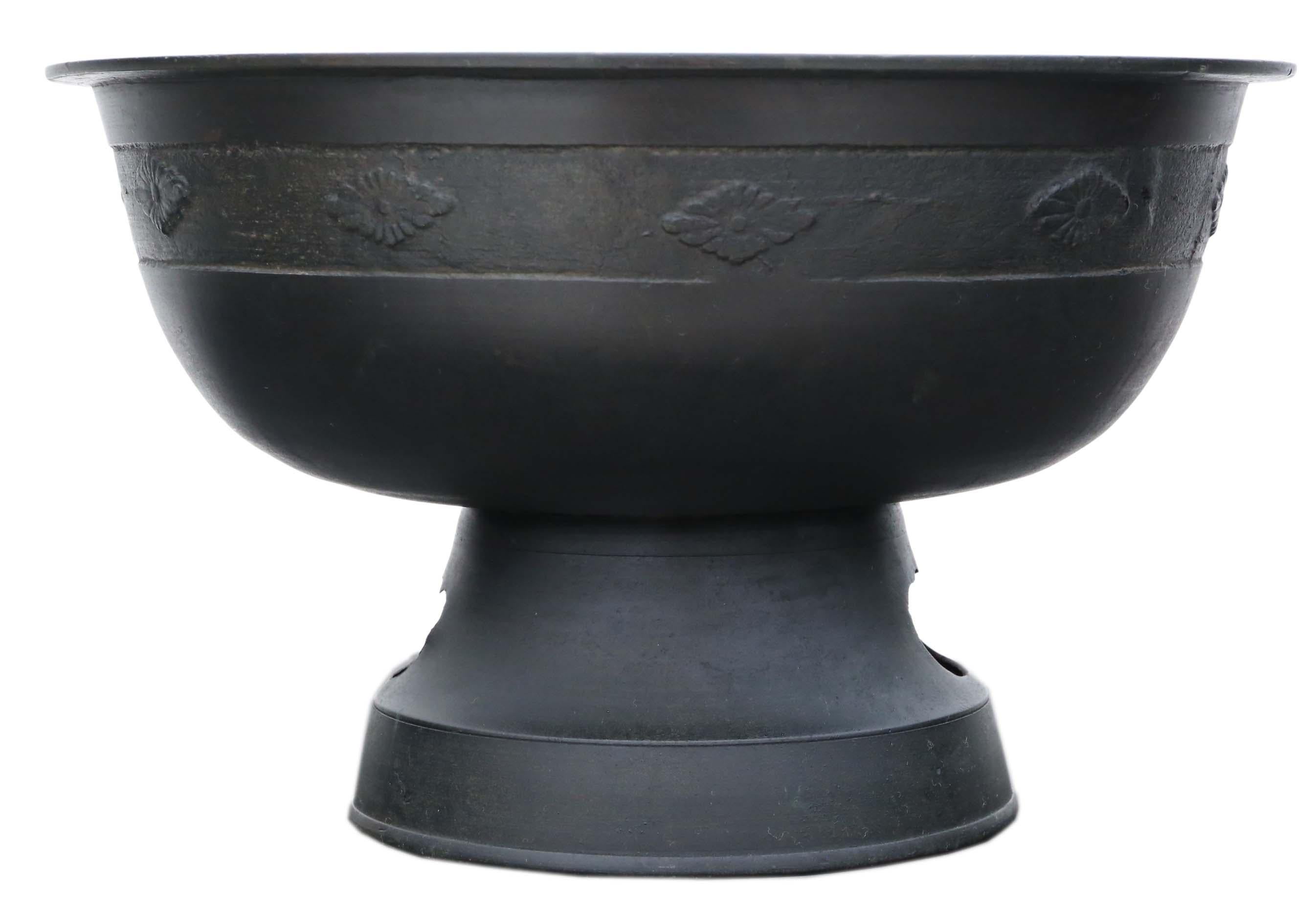 Antike orientalische japanische große feine Qualität Bronze buddhistischen Tearai Becken für Wasser Trankopfer in einem Tempel. Sie stammt aus der späten Edo-Periode, Mitte des 19. Jahrhunderts, und eignet sich gut als Schale, Pflanzgefäß oder