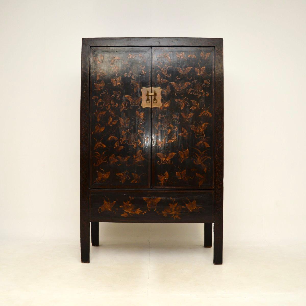 A beautiful and extremely well made antique Oriental lacquered chinoiserie wedding cabinet. This was made in East Asia, it dates from the early-mid 19th century likely around 1820-1850.

These models are called wedding cabinets as they were often