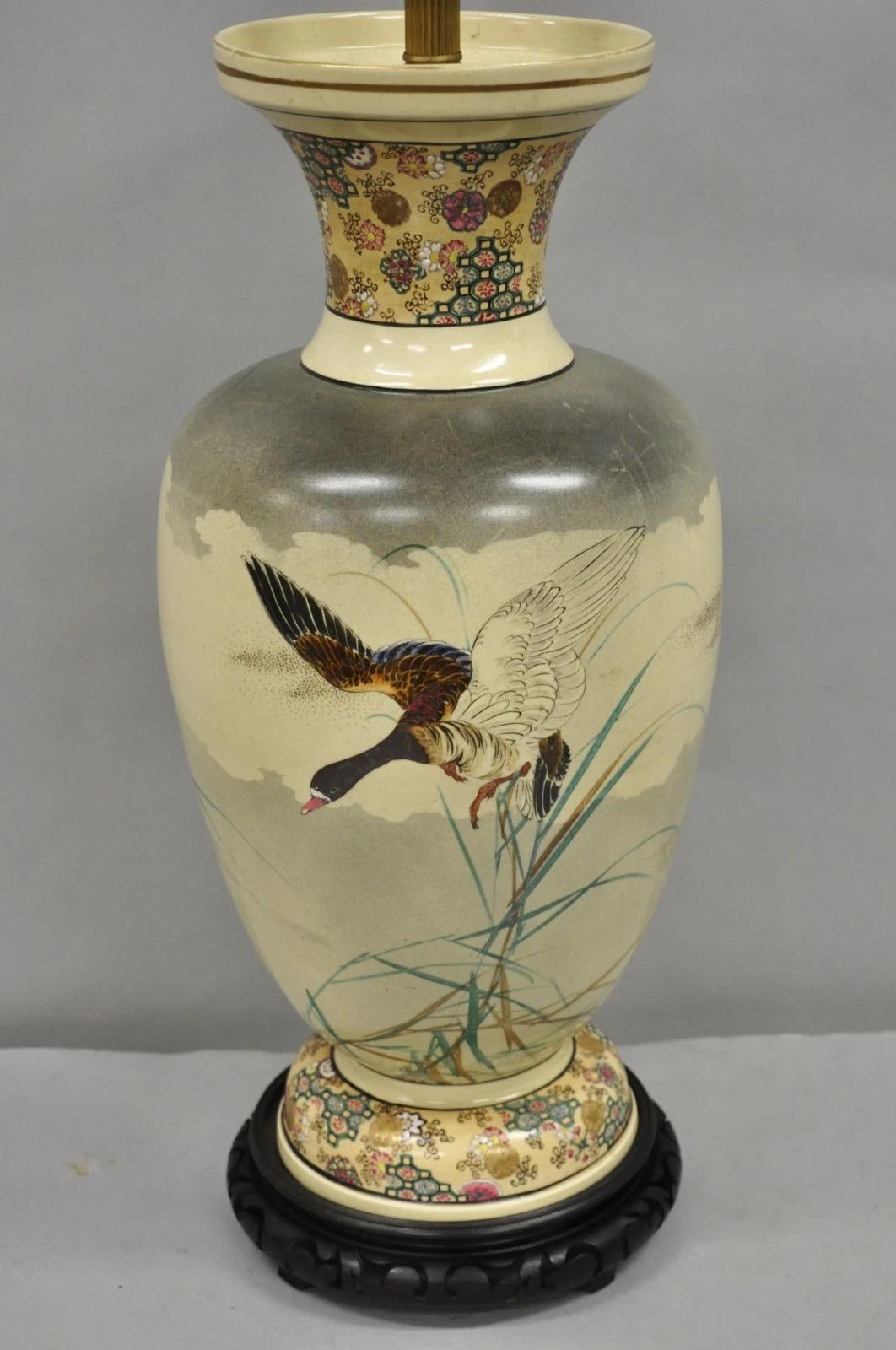Ancienne lampe de table japonaise en porcelaine surdimensionnée de Satsuma avec oies en vente 3