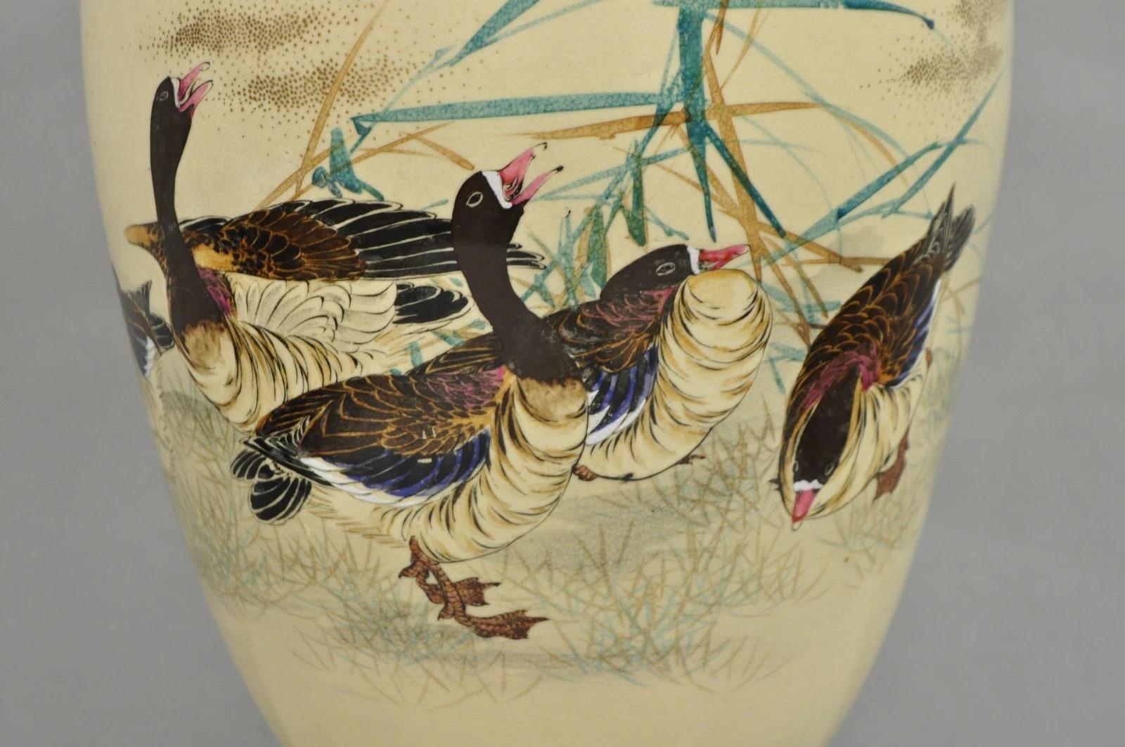 Ancienne lampe de table japonaise en porcelaine surdimensionnée de Satsuma avec oies en vente 5