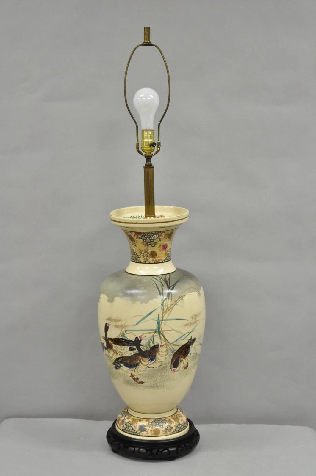 Ancienne lampe de table japonaise en porcelaine surdimensionnée de Satsuma avec oies en vente 7