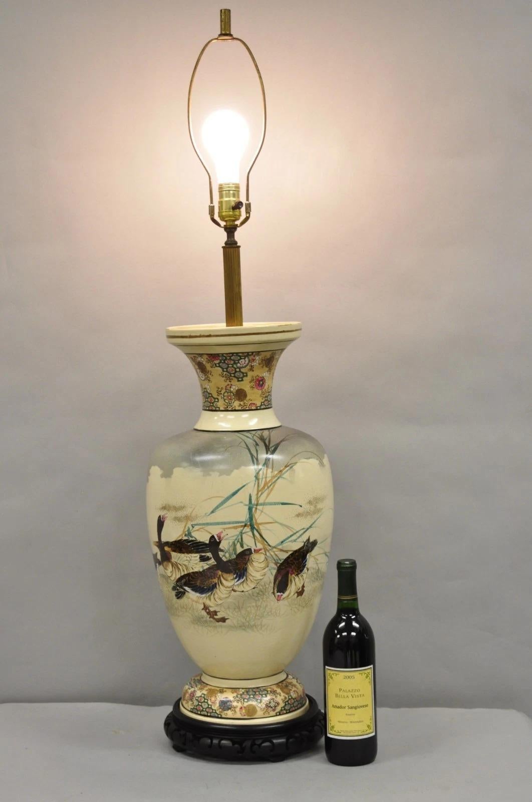 Veuillez nous envoyer un message avec votre code postal pour demander un devis plus raisonnable pour les frais d'expédition aux États-Unis.

Ancienne lampe de table japonaise en porcelaine surdimensionnée de Satsuma avec des oies sur une base en