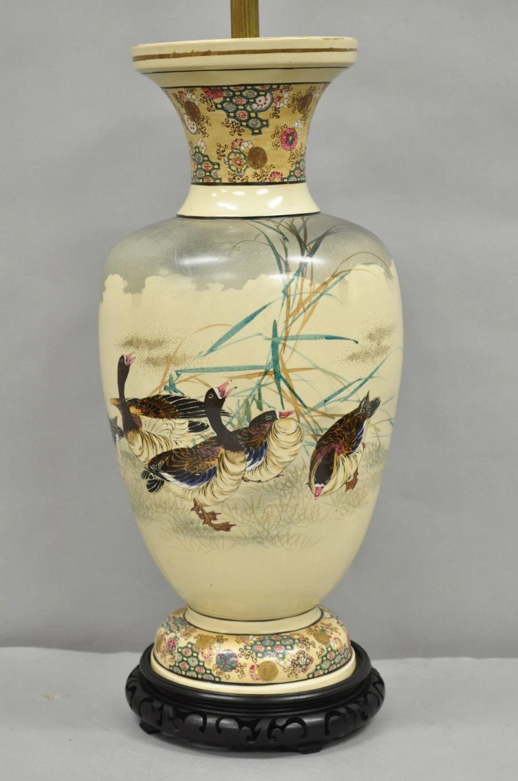 Chinoiseries Ancienne lampe de table japonaise en porcelaine surdimensionnée de Satsuma avec oies en vente