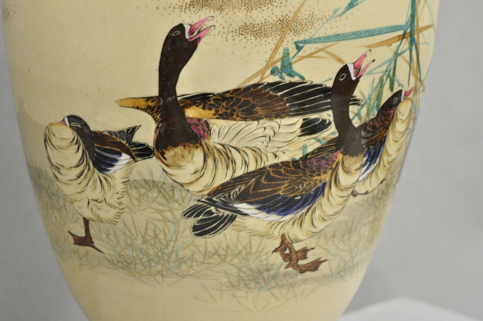 Inconnu Ancienne lampe de table japonaise en porcelaine surdimensionnée de Satsuma avec oies en vente
