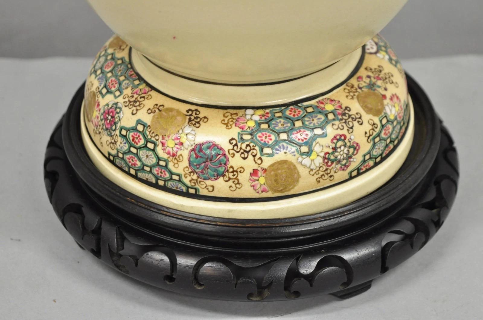 Ancienne lampe de table japonaise en porcelaine surdimensionnée de Satsuma avec oies en vente 1
