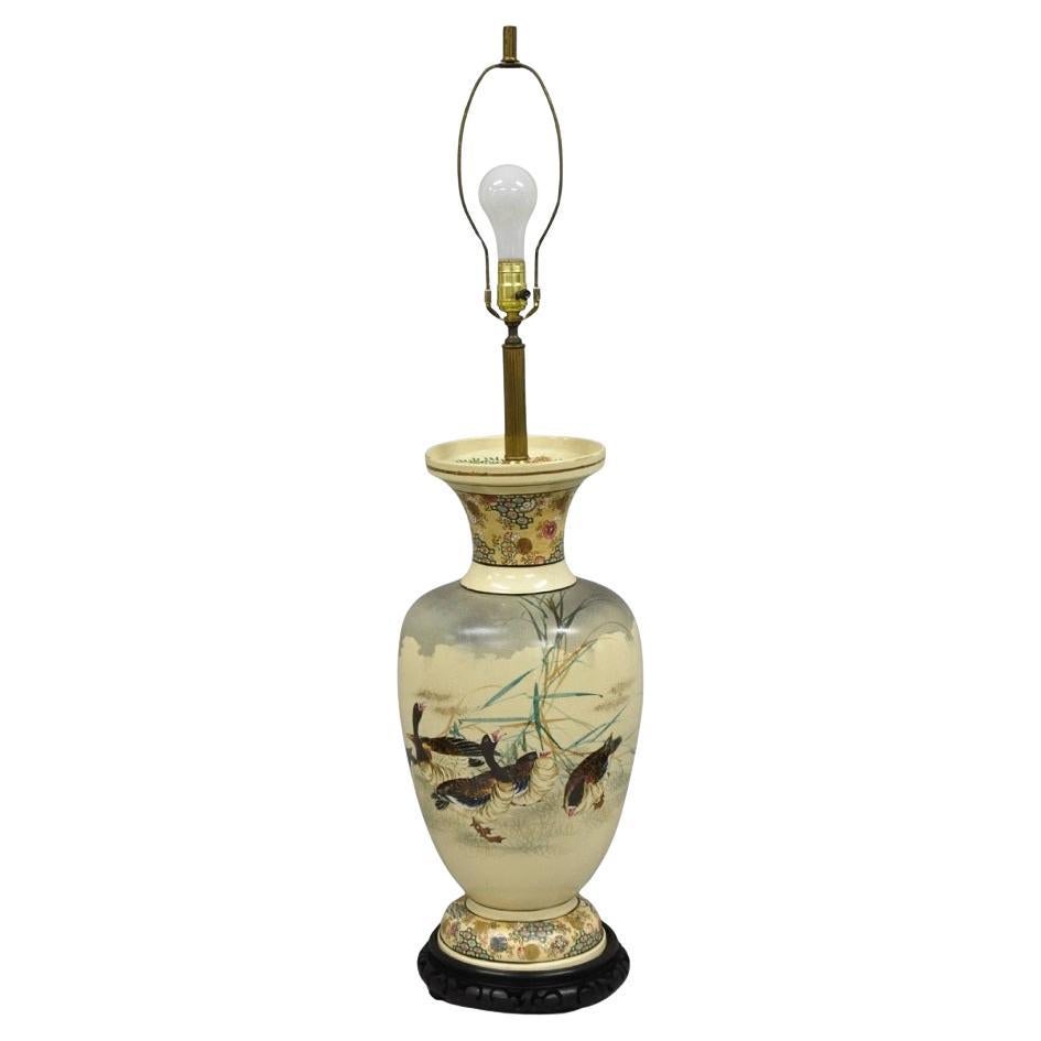 Ancienne lampe de table japonaise en porcelaine surdimensionnée de Satsuma avec oies en vente