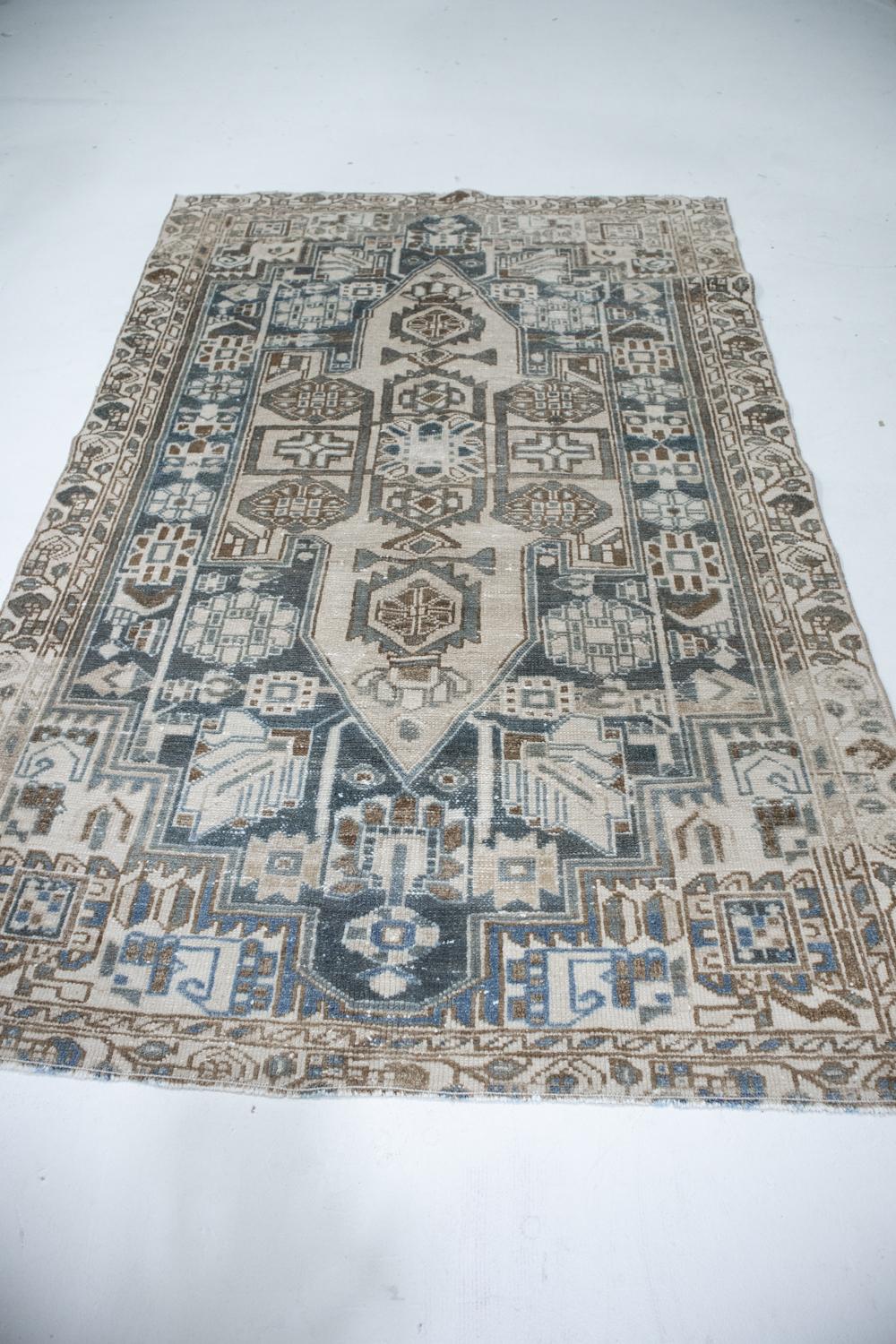 Antique Oriental Persian Rug In Good Condition In West Palm Beach, FL