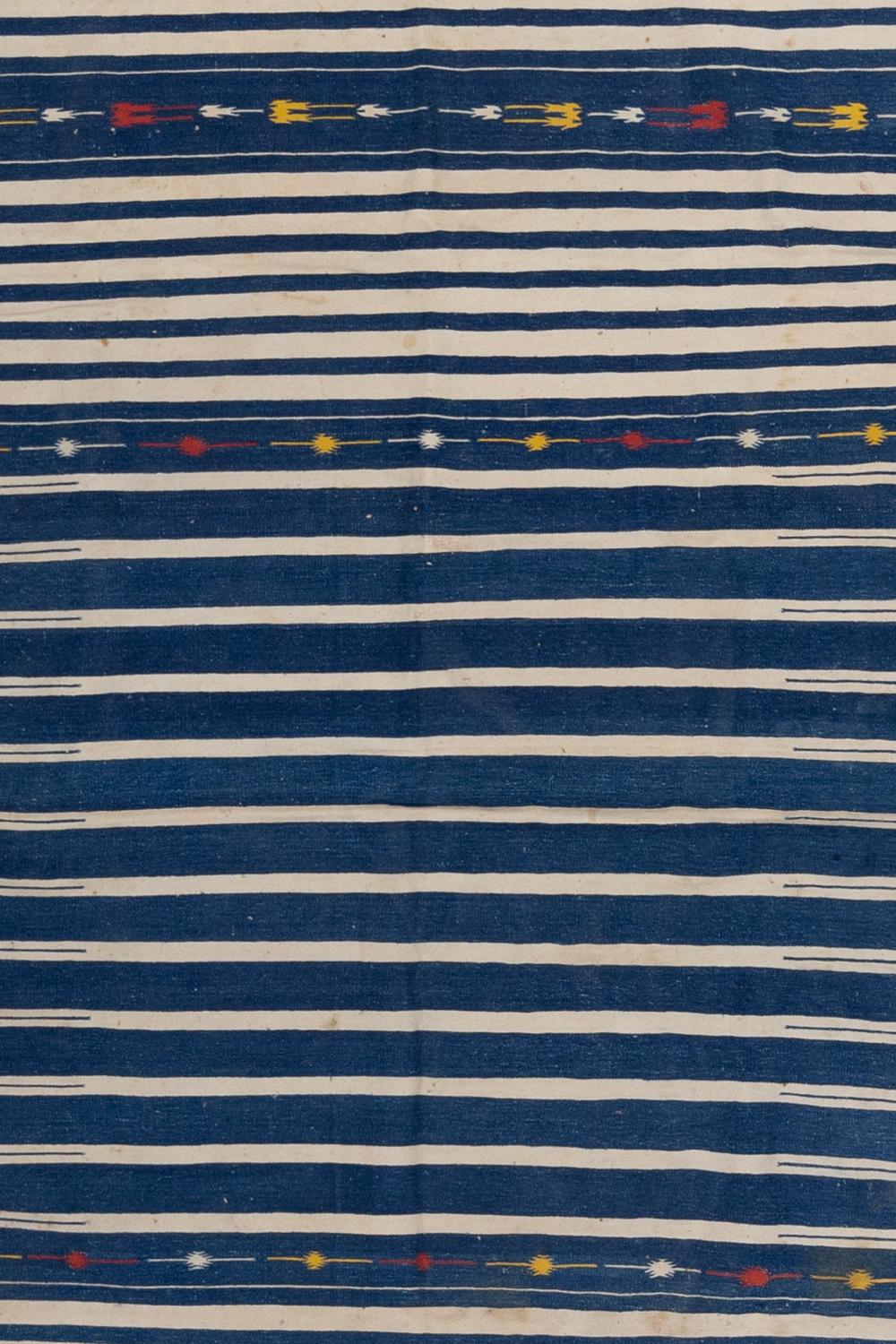 Alter: 1900

Farben: blau, weiß, rot, gelb

Flor: flach gewebt 

Abnutzungshinweise: 4, altersbedingte Flecken 

Material: Baumwolle

Antike indische Dhurrie, die zeitlos ist. 

Leitfaden zum Tragen:
Vintage- und antike Teppiche sind von Natur aus