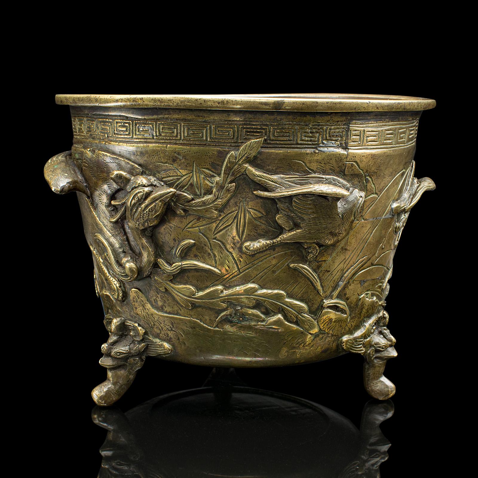 
Dies ist eine antike orientalische Pflanzschale. Eine chinesische, reliefverzierte Jardiniere aus Messing, aus der frühen viktorianischen Zeit, um 1850.

Unverwechselbares Beispiel für Dekor aus der Qing-Dynastie des 19.
Zeigt eine wünschenswerte
