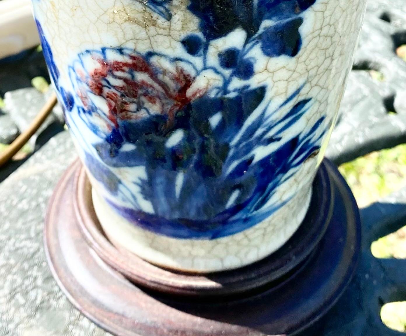 Chinois Ancienne lampe-vase en porcelaine orientale Off-White et oiseau perché bleu en vente