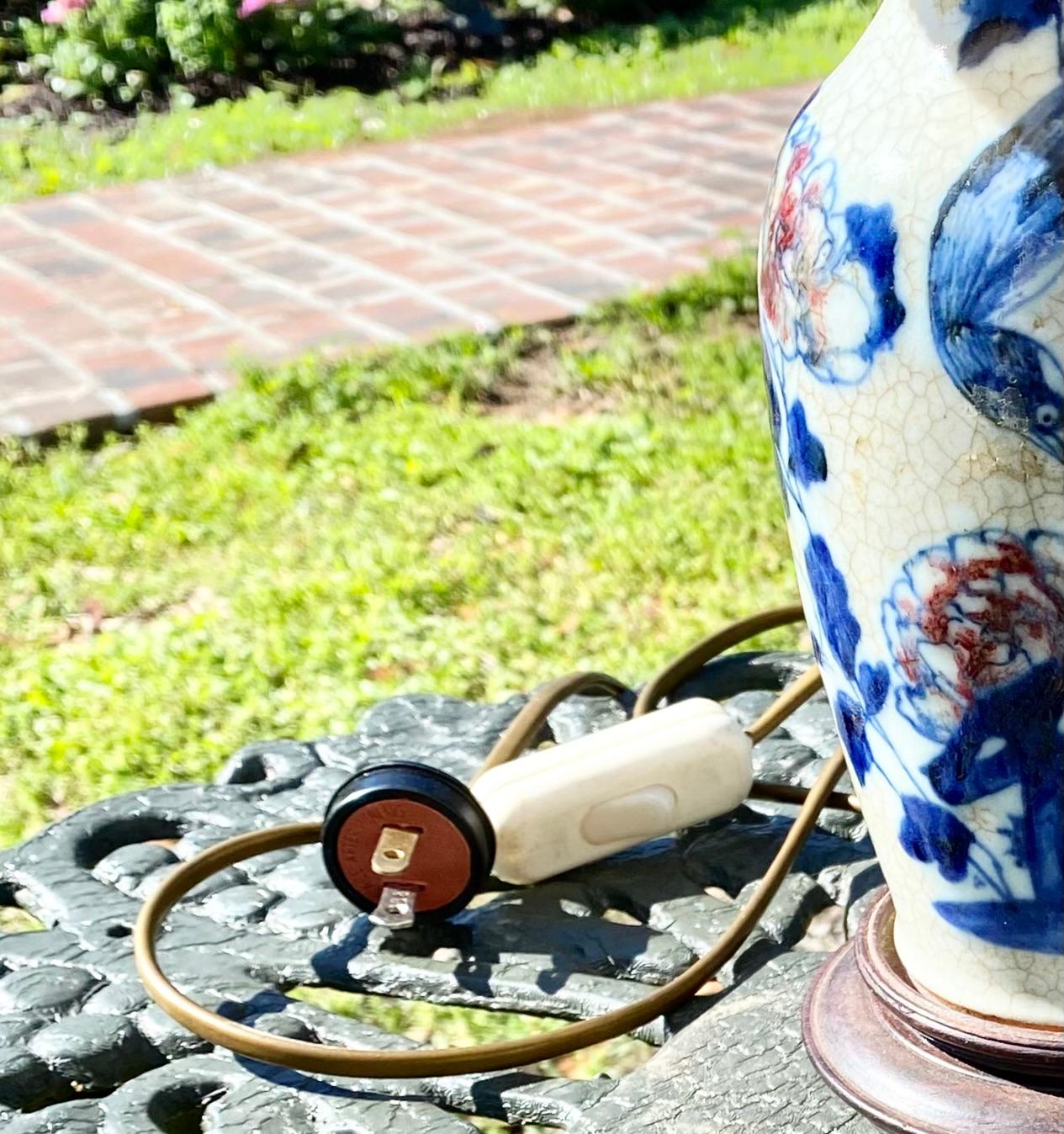 Fait main Ancienne lampe-vase en porcelaine orientale Off-White et oiseau perché bleu en vente