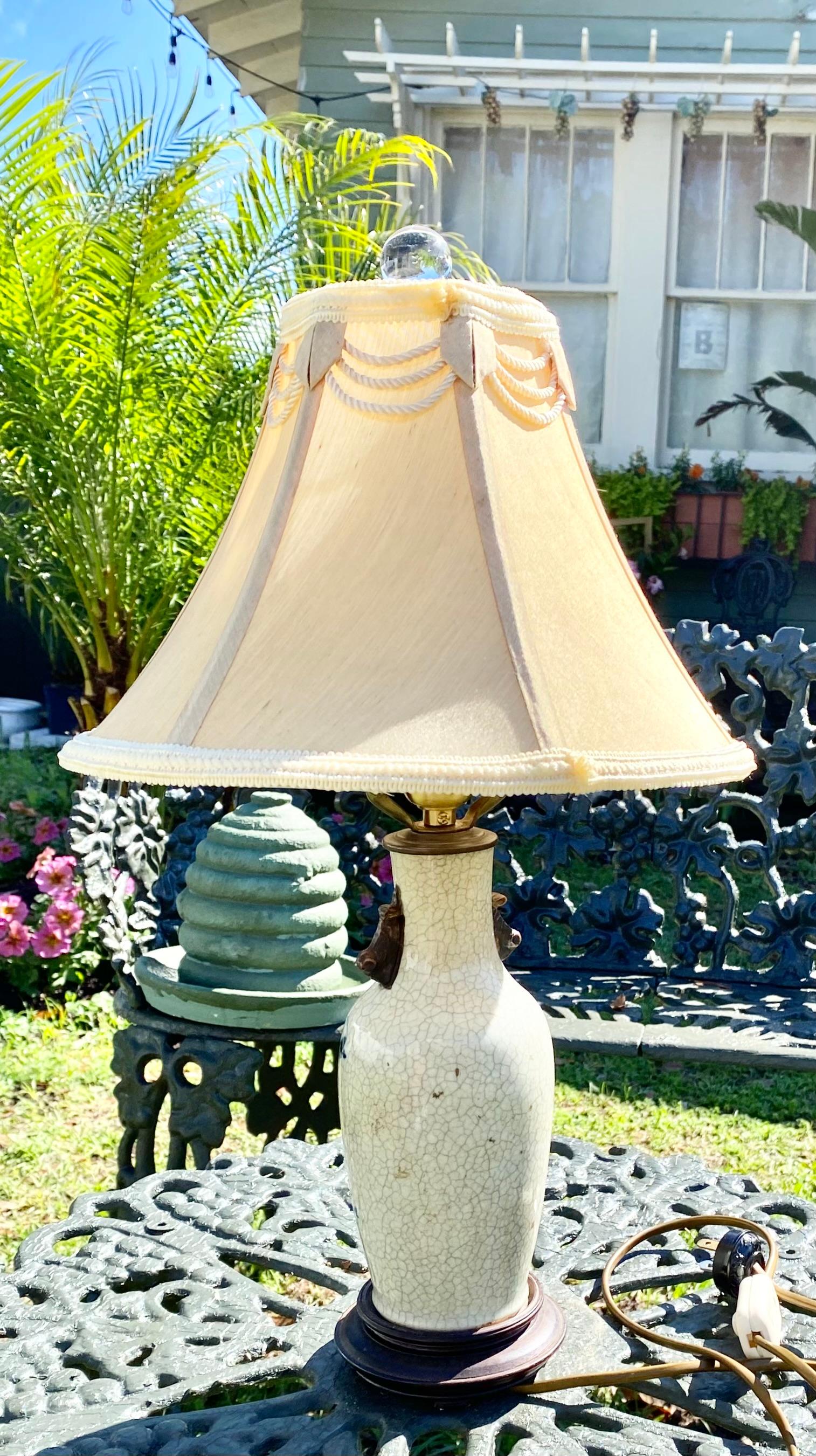 Ancienne lampe-vase en porcelaine orientale Off-White et oiseau perché bleu en vente 1