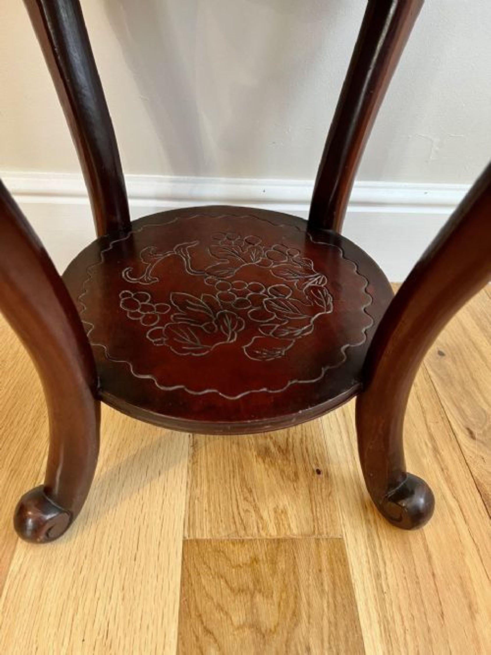 Ancien support de jardinière sculpté de qualité orientale en vente 1