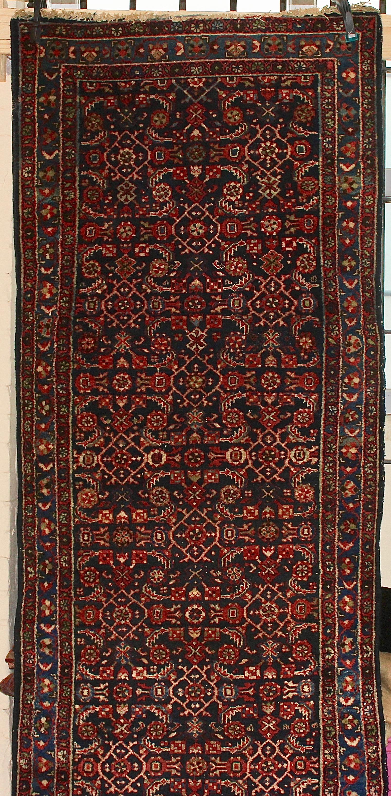 Hand knotted. Beautiful pattern.
The carpet is in an age-related condition.
Partly traces of wear. Almost 200