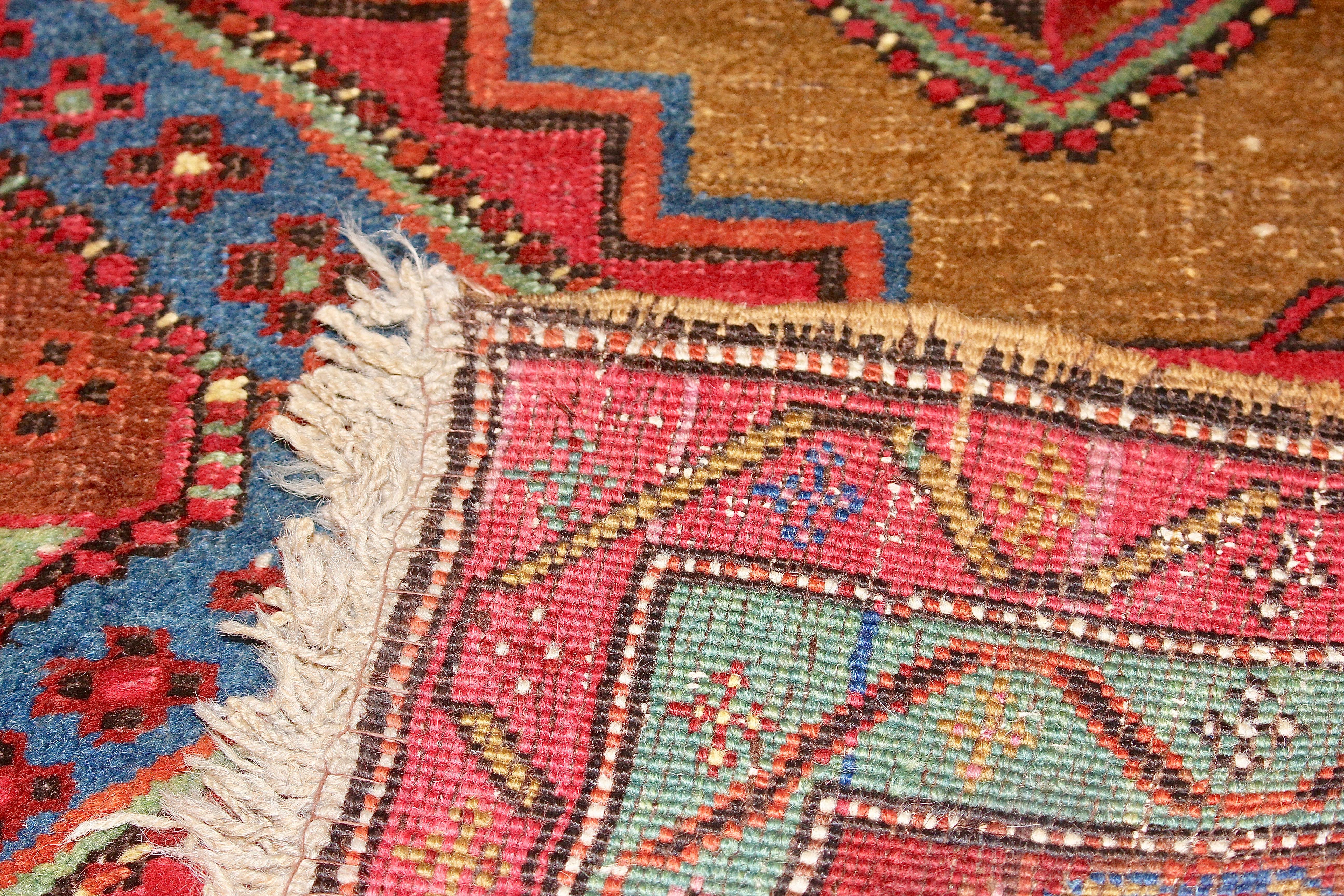 Antiker orientalischer Teppich, langer Läufer, Orientteppich im Angebot 1
