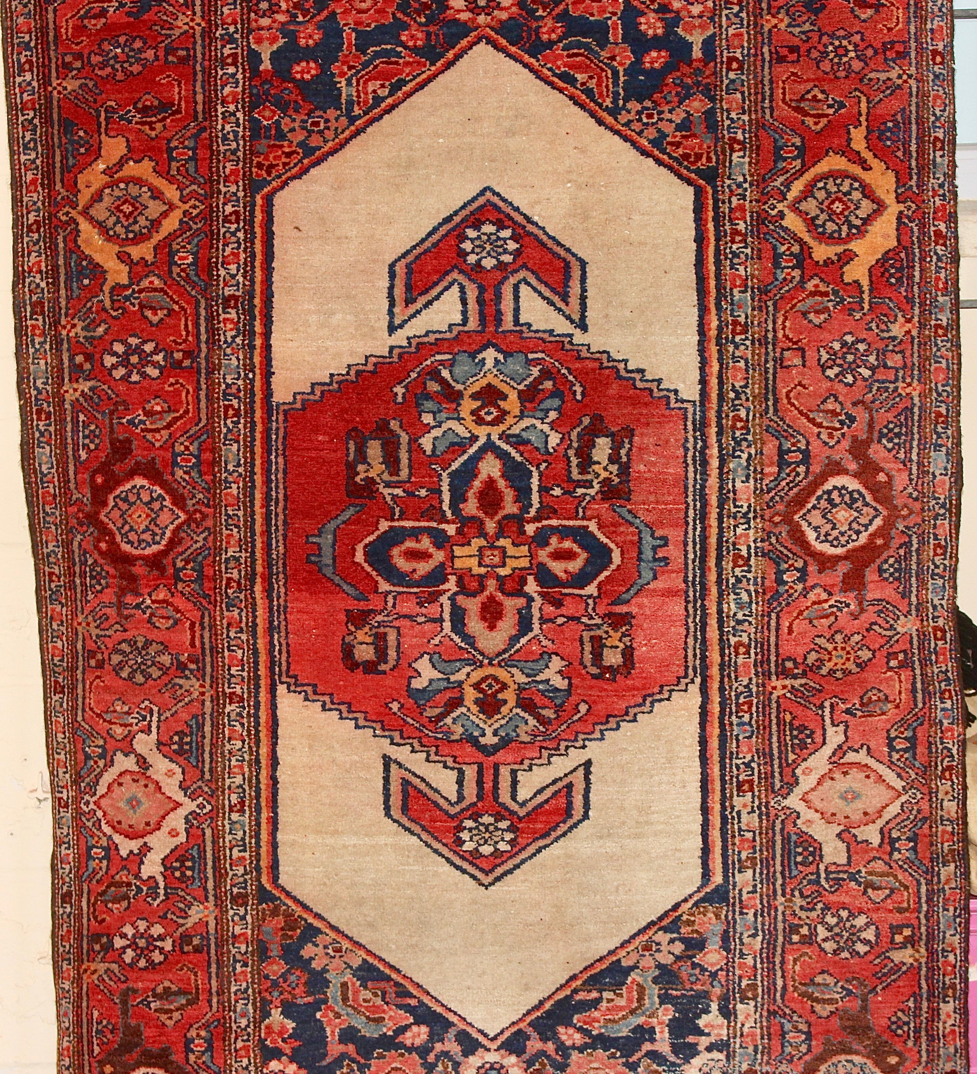 Hand knotted. Beautiful pattern.
The carpet is in an age-related condition.
Partly traces of wear.

The images are part of the article description.

On request, we clean the carpet professionally and expertly, before shipping.