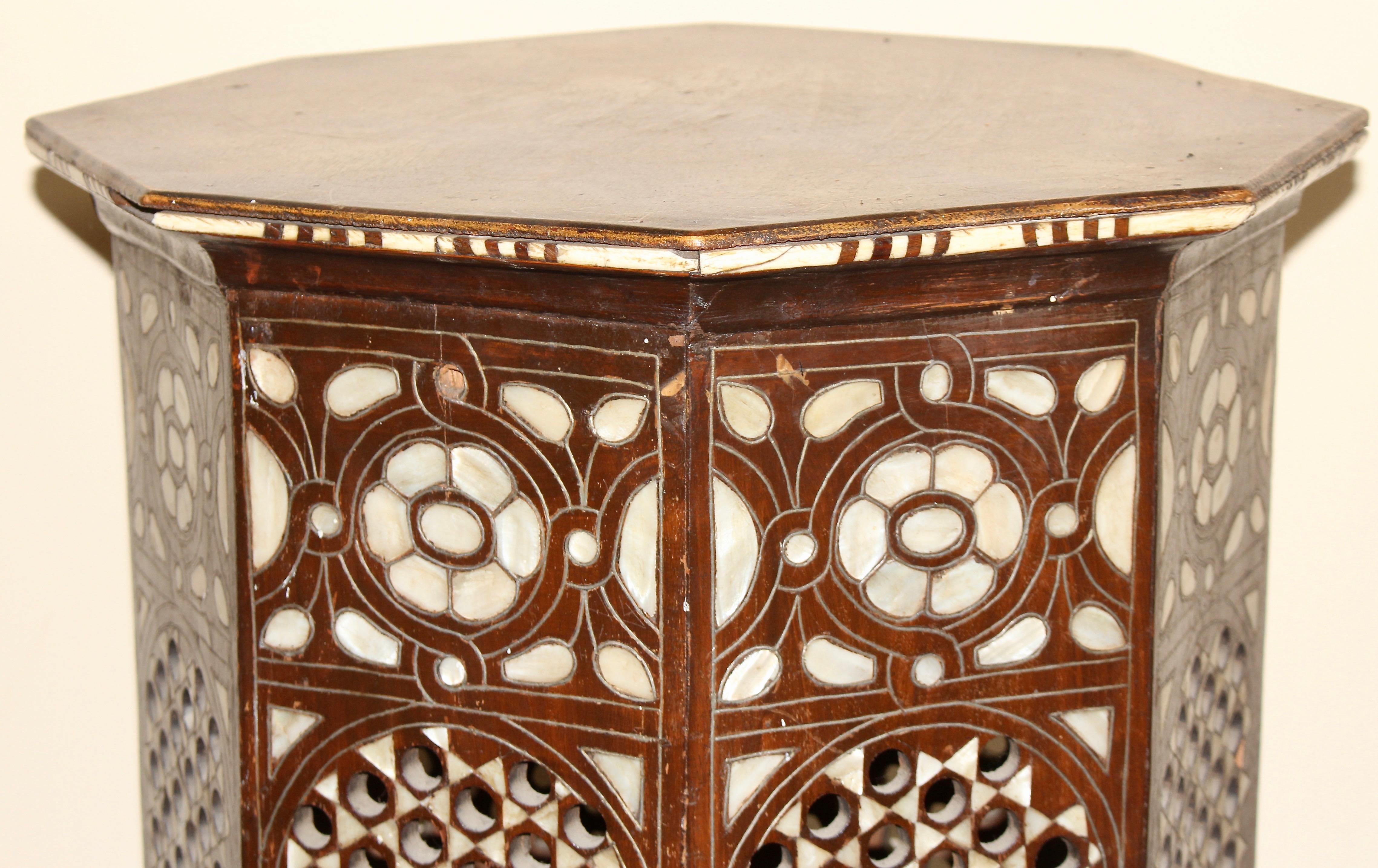 Antique, Oriental side (tea or game) table, mother-of-pearl inlays, 19th century.

Very decorative.

Partially in need of restoration.