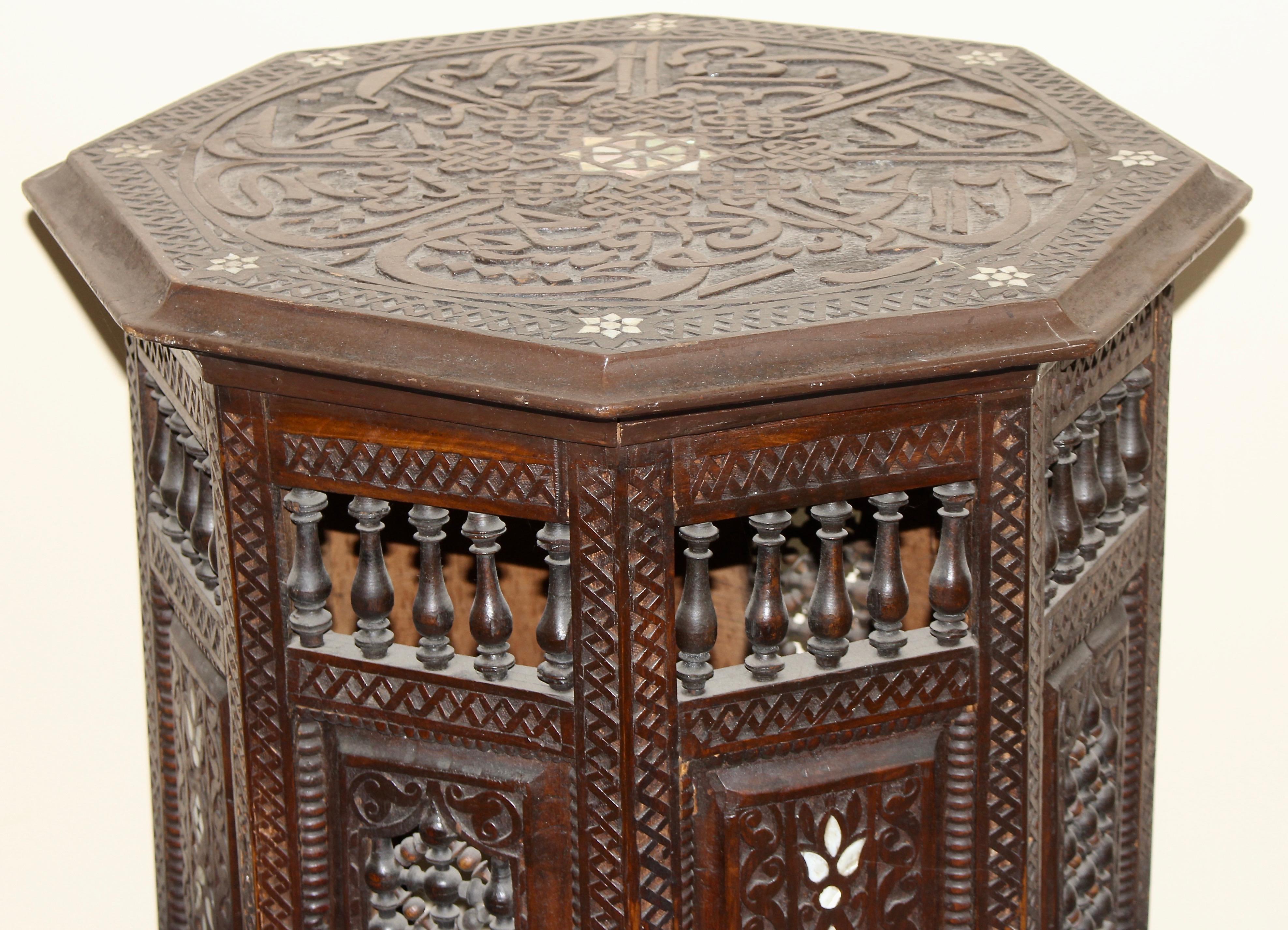 Antique, Oriental side (tea or game) table, mother-of-pearl inlays, 19th century.

With Arabic calligraphy.
Very decorative.

Partially in need of restoration.