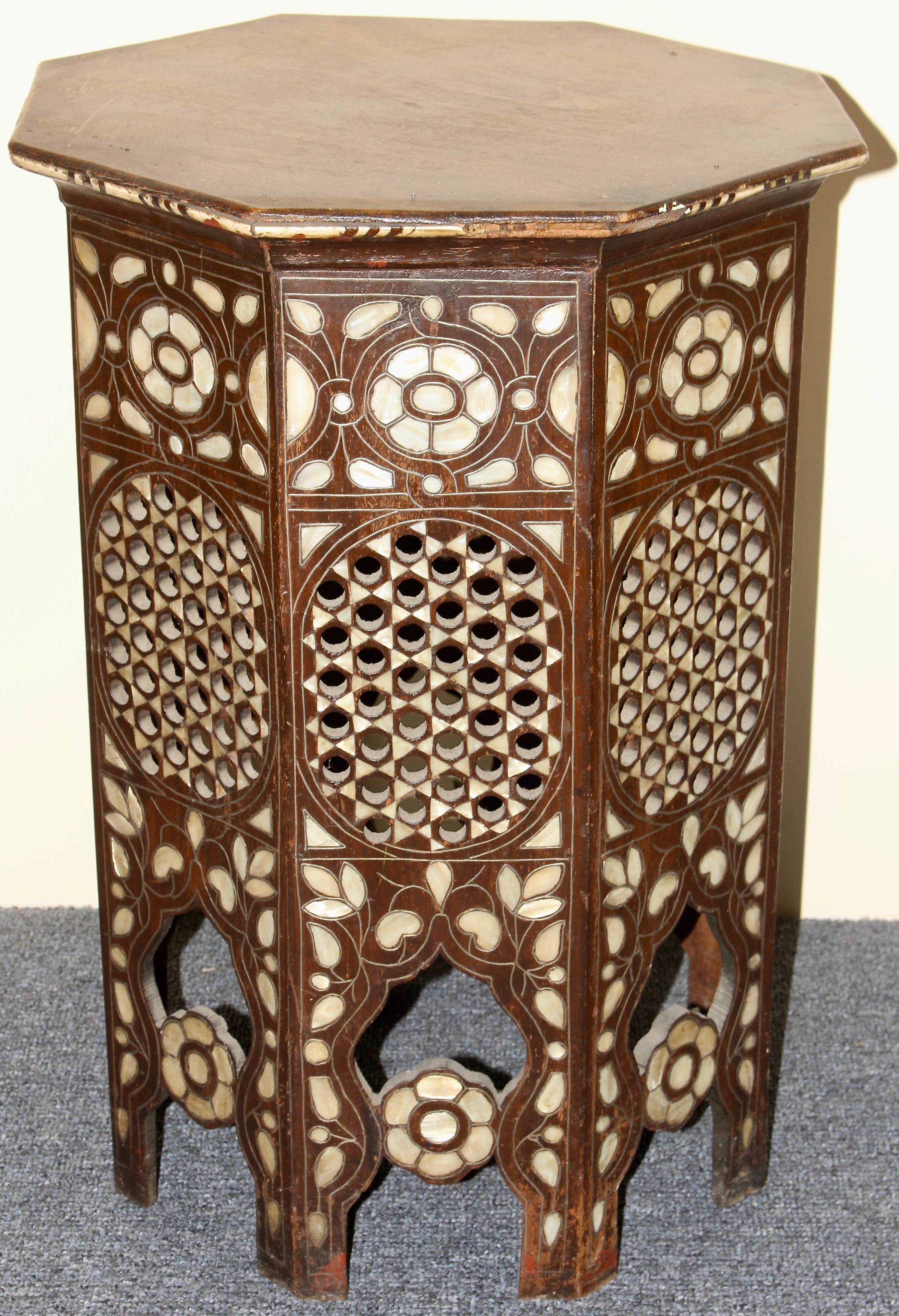 Antiker, orientalischer Beistelltisch, Tee- oder Spieltisch, Perlmutt-Intarsien, 19. Jahrhundert (Holz) im Angebot