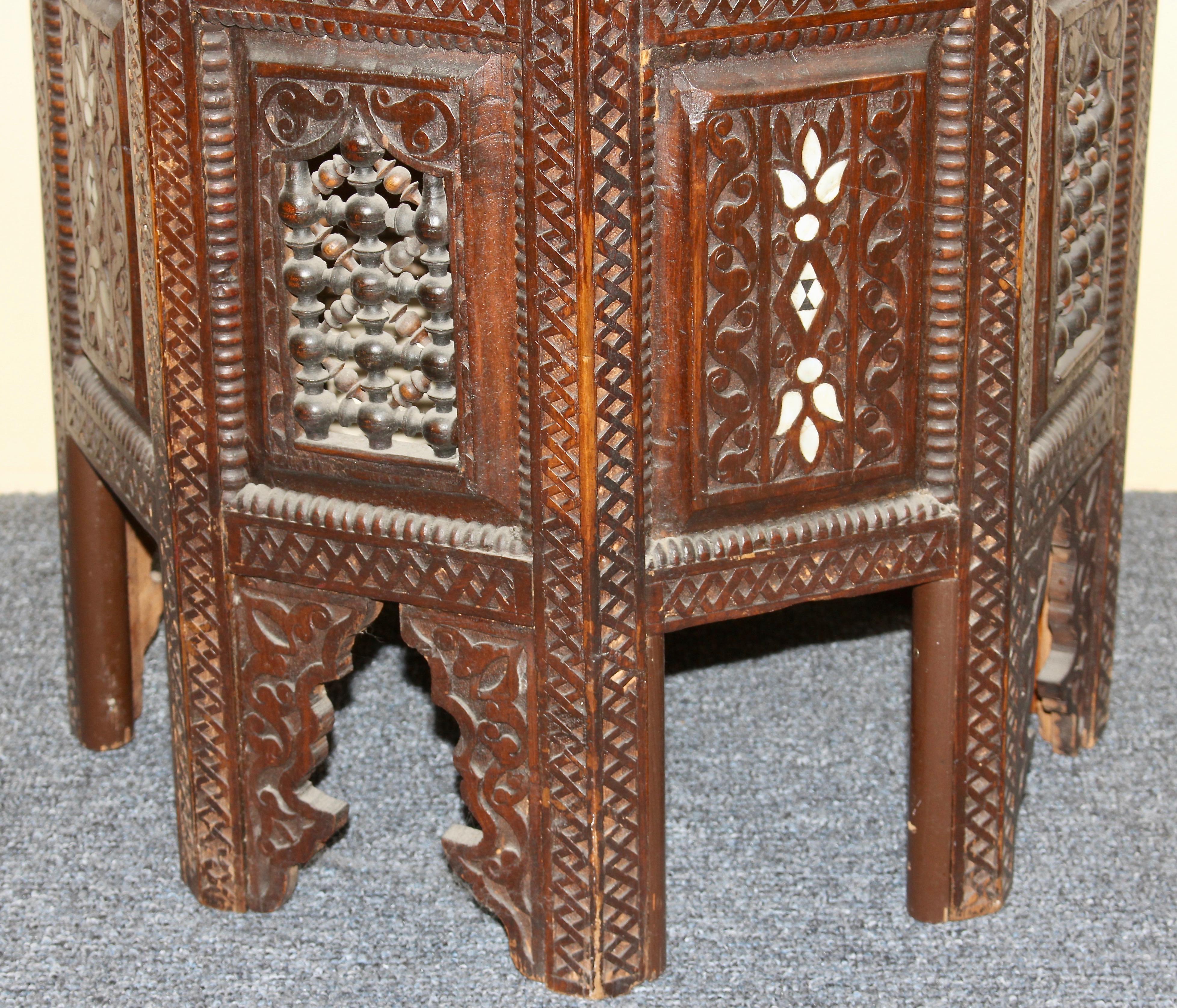 Antiker, orientalischer Beistelltisch (Tee- oder Spieltisch), Perlmutt-Intarsien, 19. Jahrhundert (Handgeschnitzt) im Angebot