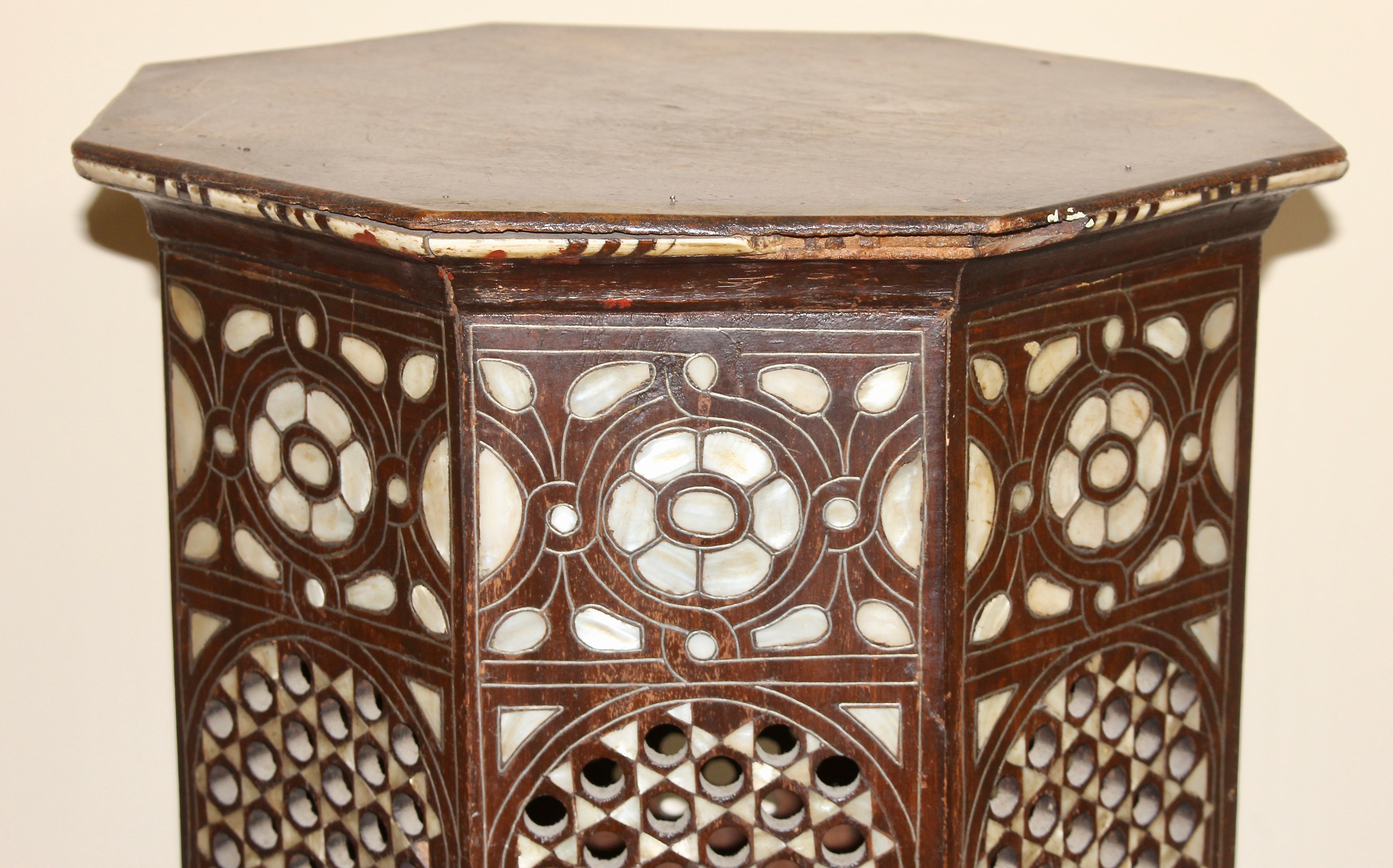 Ancienne table d'appoint, table à thé ou table de jeu orientale, incrustations en nacre, XIXe siècle en vente 1