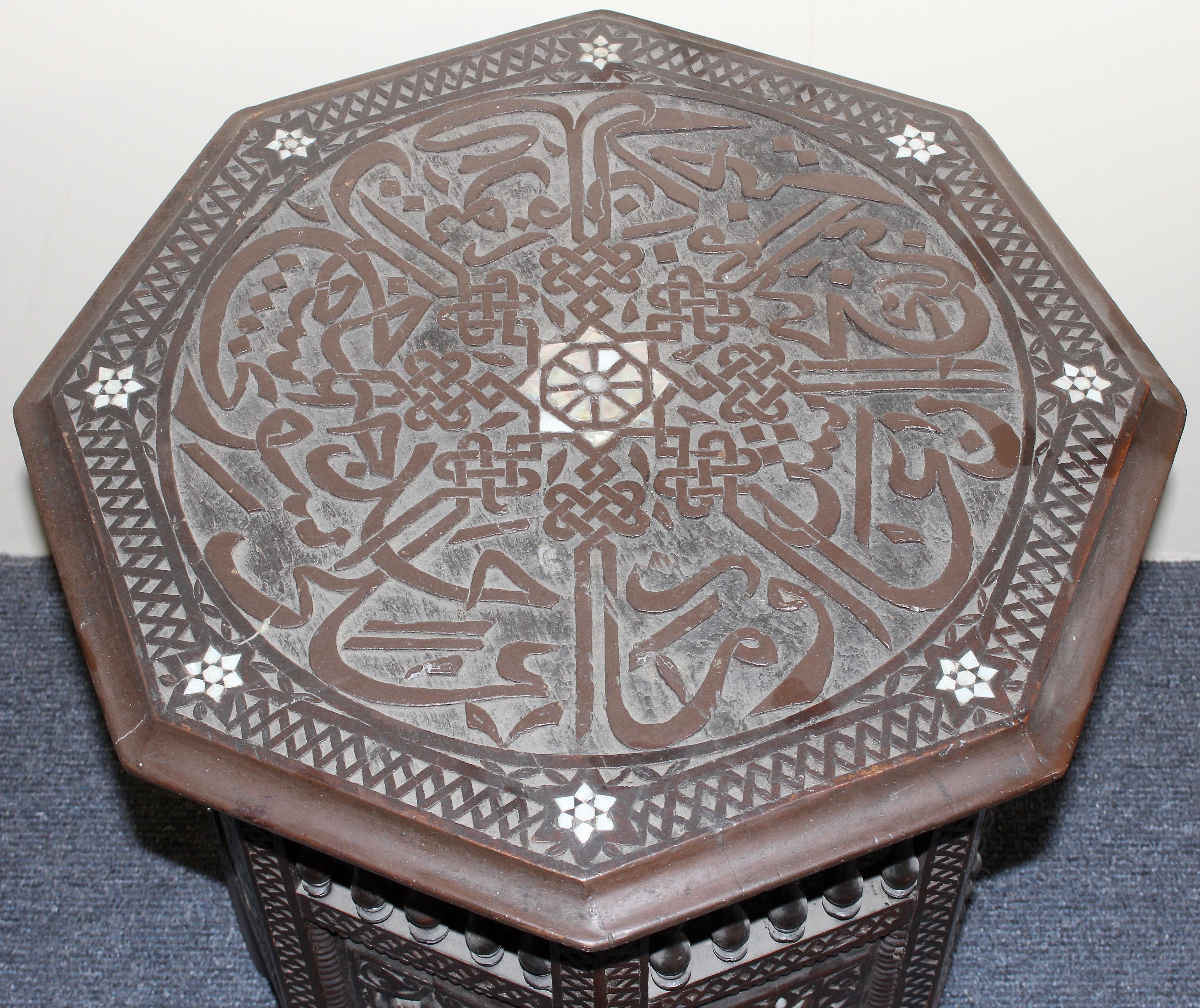 Antiker, orientalischer Beistelltisch (Tee- oder Spieltisch), Perlmutt-Intarsien, 19. Jahrhundert (Holz) im Angebot