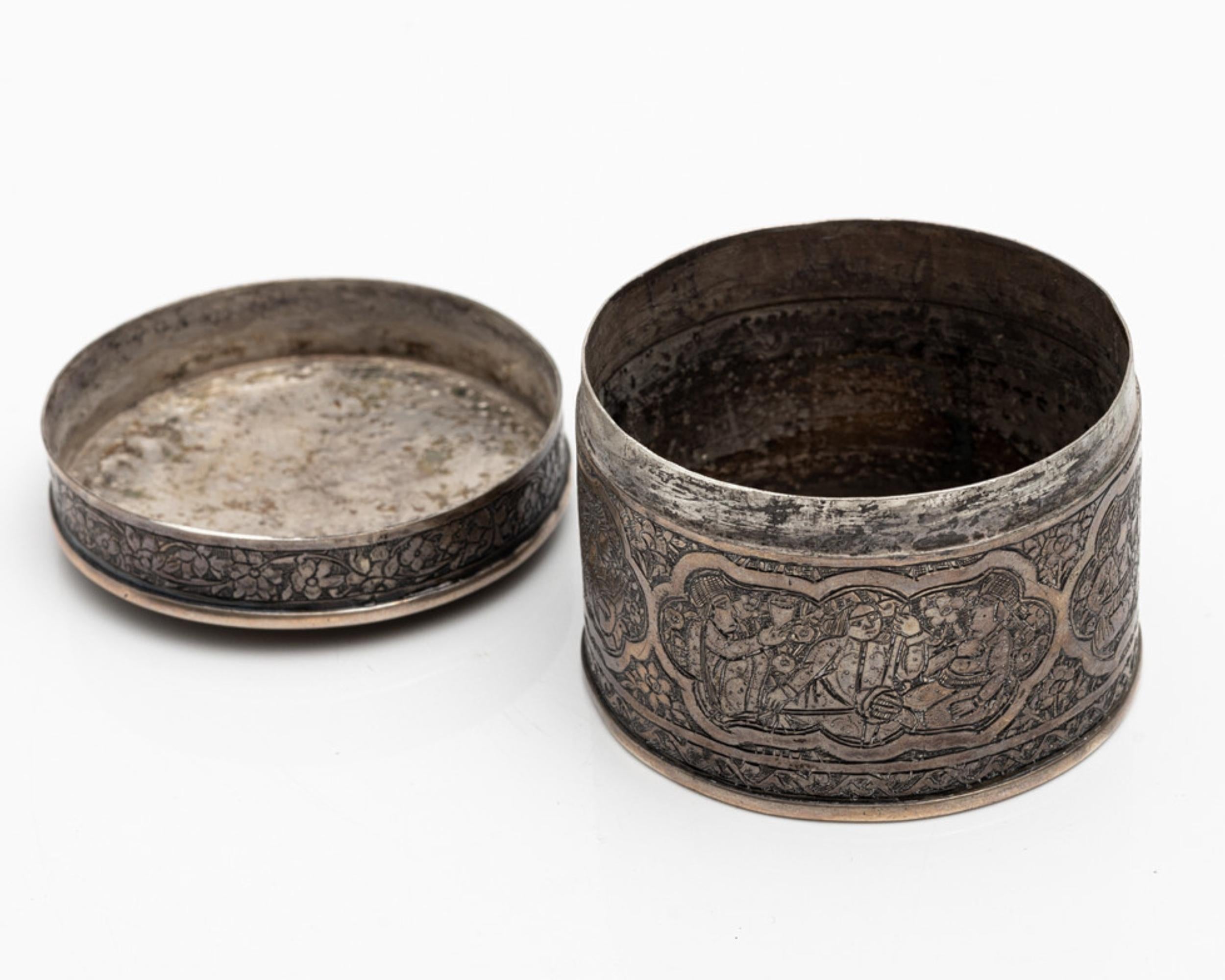 Ancienne boîte orientale en argent avec gravure figurative, fabriquée à la main, design de l'Asie de l'Ouest en vente 2