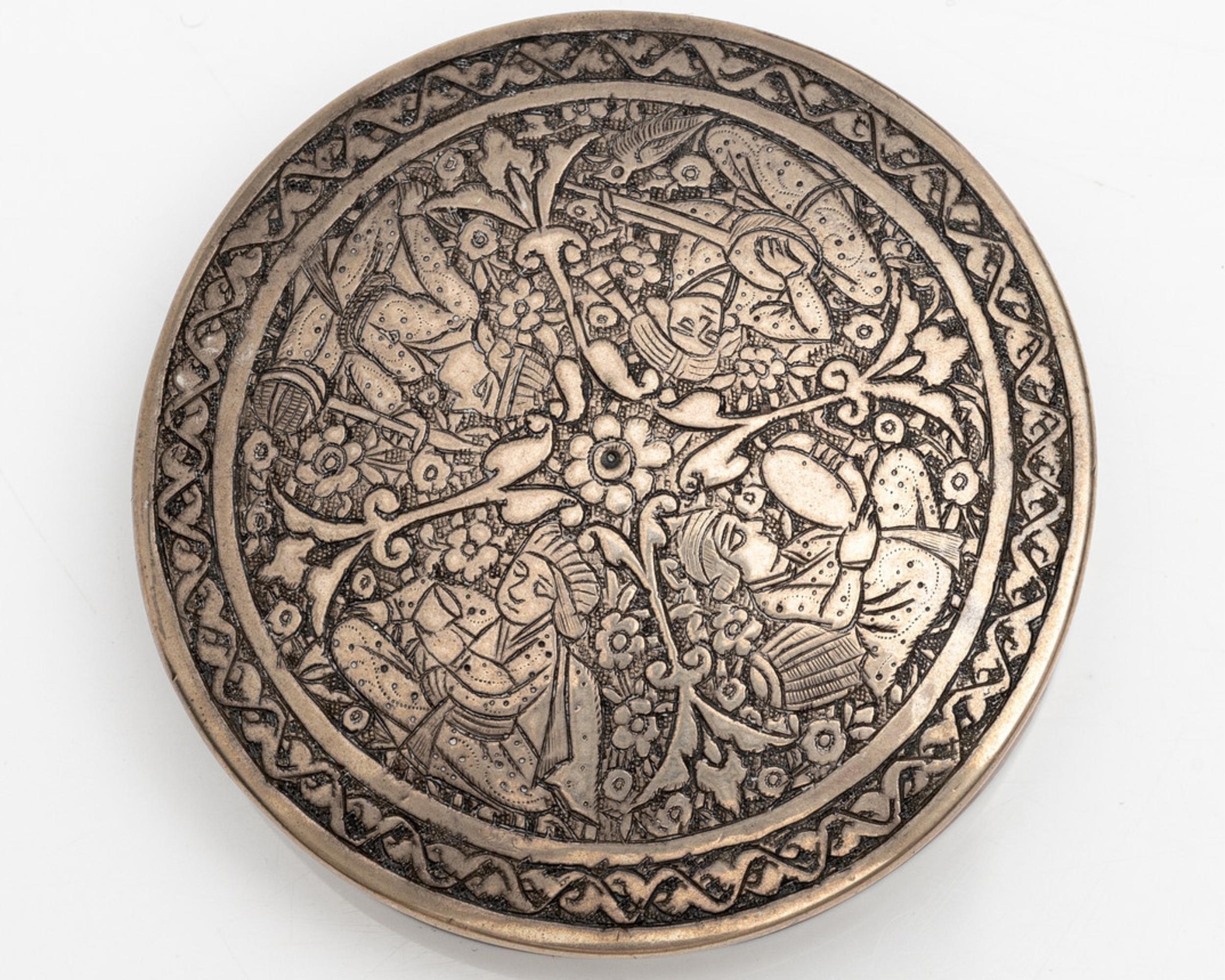 Ancienne boîte orientale en argent avec gravure figurative, fabriquée à la main, design de l'Asie de l'Ouest en vente 3