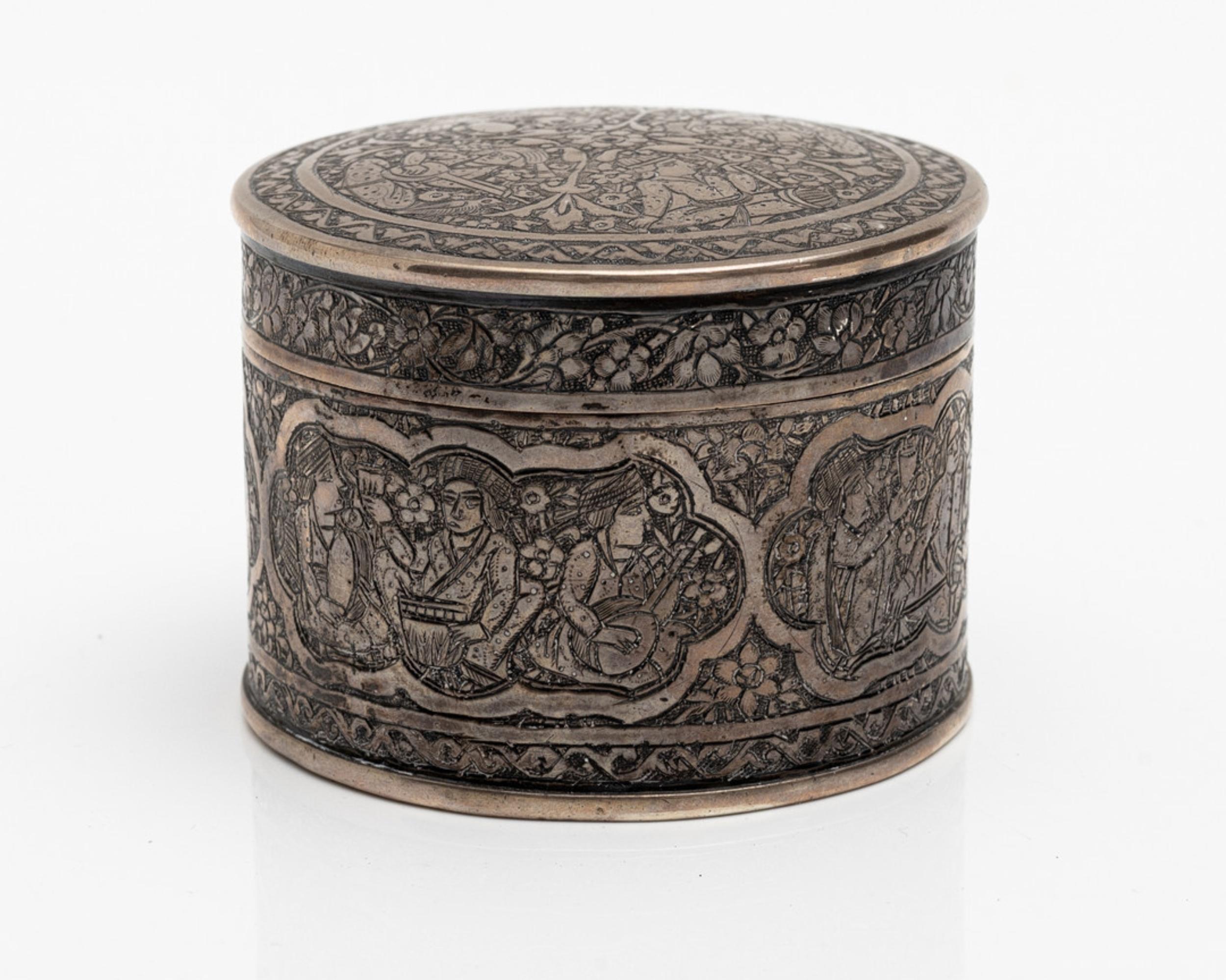 Ancienne boîte orientale en argent avec gravure figurative, fabriquée à la main, design de l'Asie de l'Ouest en vente 4