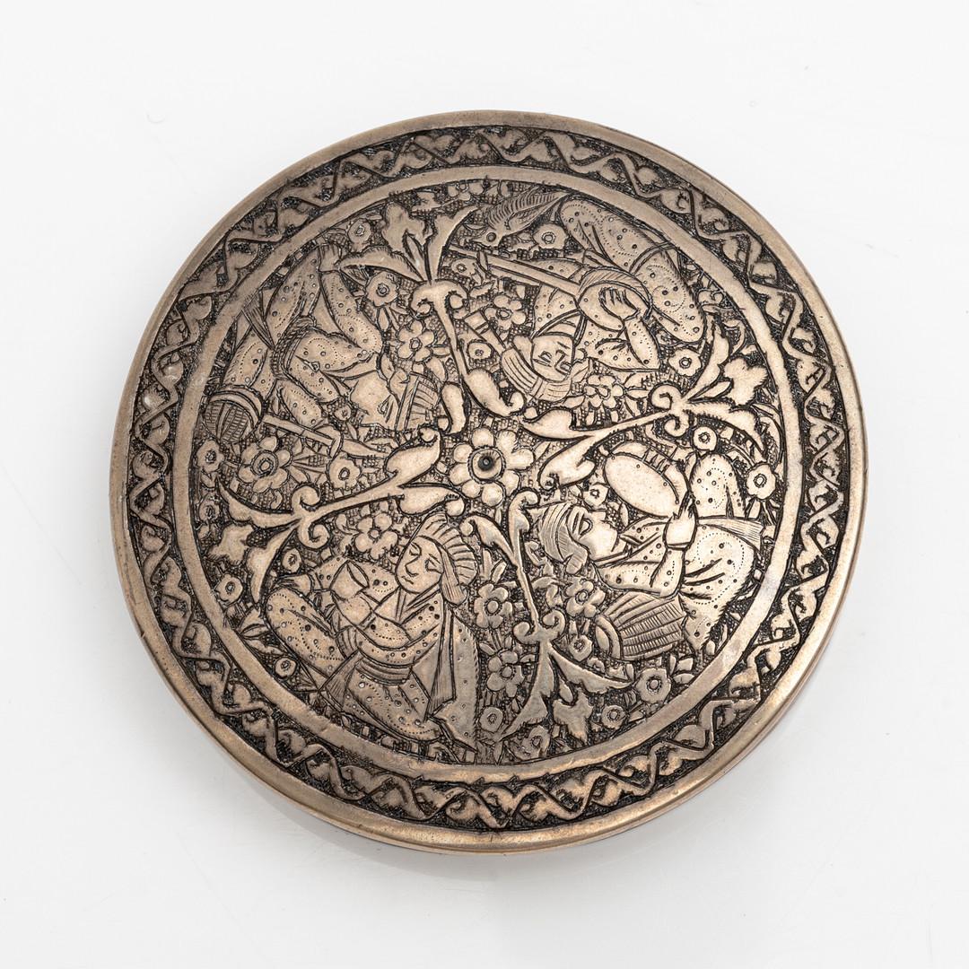 Boîte orientale en argent sterling avec gravures figuratives, design persan fait à la main, A.C.
Une exquise boîte en argent orientale ancienne, délicatement gravée à la main de scènes figuratives et florales détaillées, évoquant l'opulence de l'art