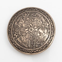 Antico cofanetto orientale in argento con incisione figurata, realizzato a mano e con design dell'Asia occidentale