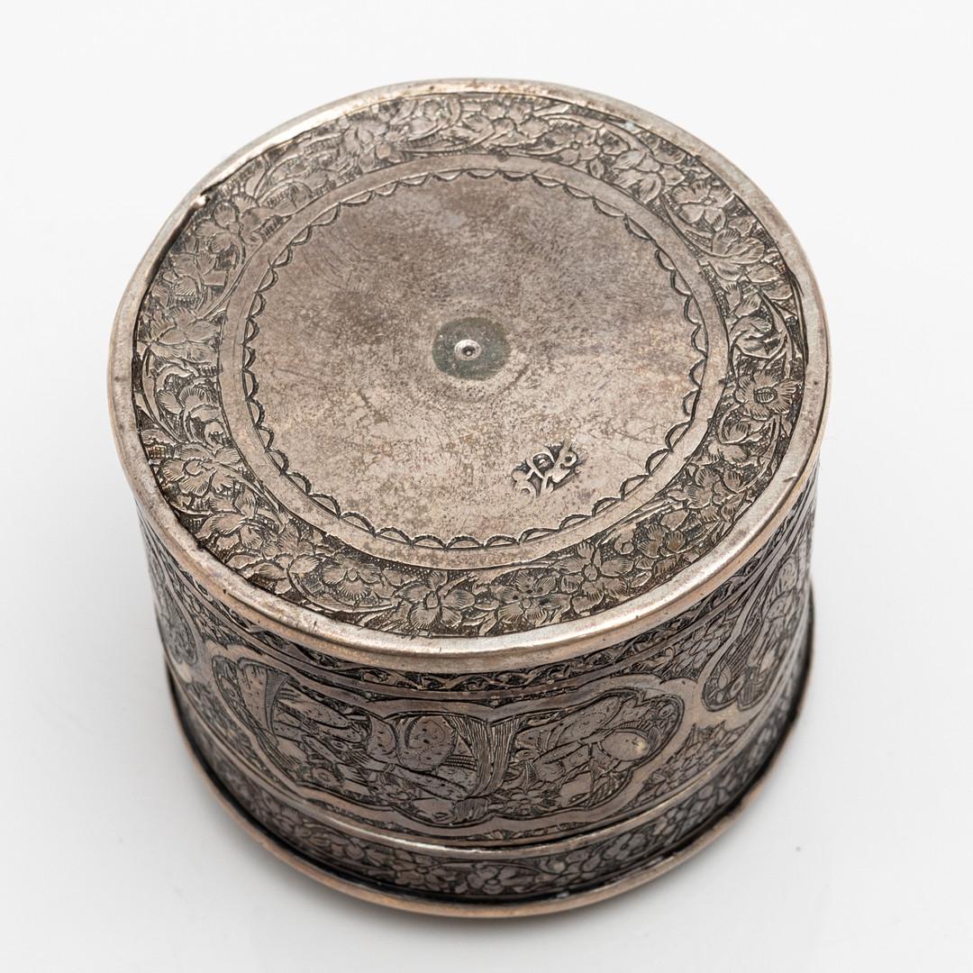 Art déco Ancienne boîte orientale en argent avec gravure figurative, fabriquée à la main, design de l'Asie de l'Ouest en vente