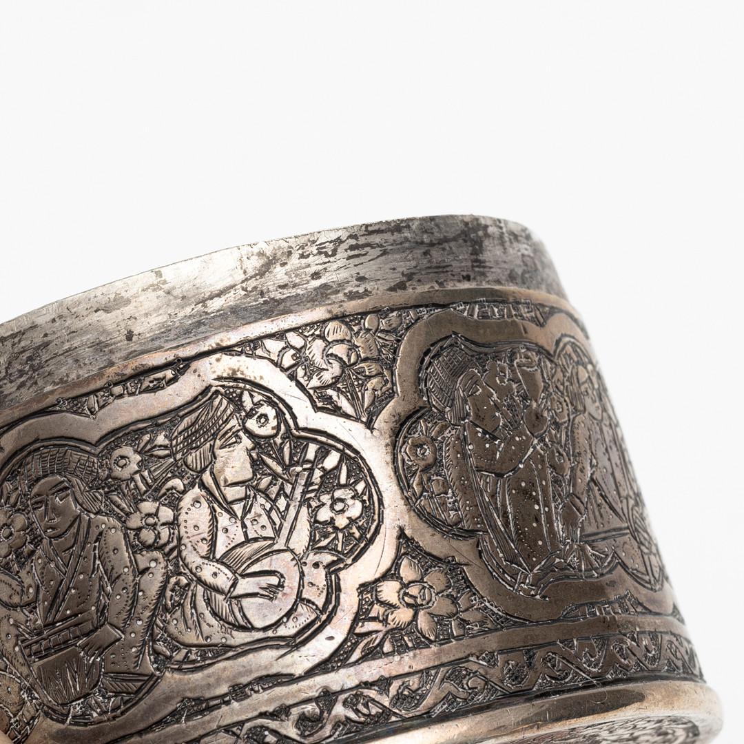 Asiatique occidental Ancienne boîte orientale en argent avec gravure figurative, fabriquée à la main, design de l'Asie de l'Ouest en vente