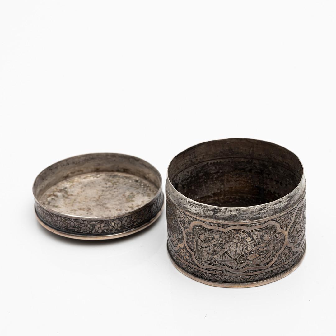 Sculpté Ancienne boîte orientale en argent avec gravure figurative, fabriquée à la main, design de l'Asie de l'Ouest en vente