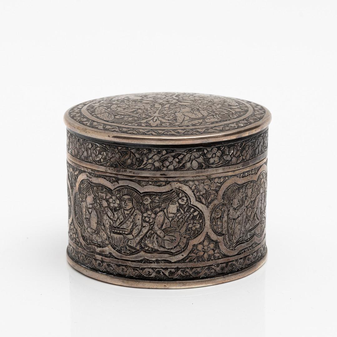 Ancienne boîte orientale en argent avec gravure figurative, fabriquée à la main, design de l'Asie de l'Ouest Excellent état - En vente à Wembley, GB