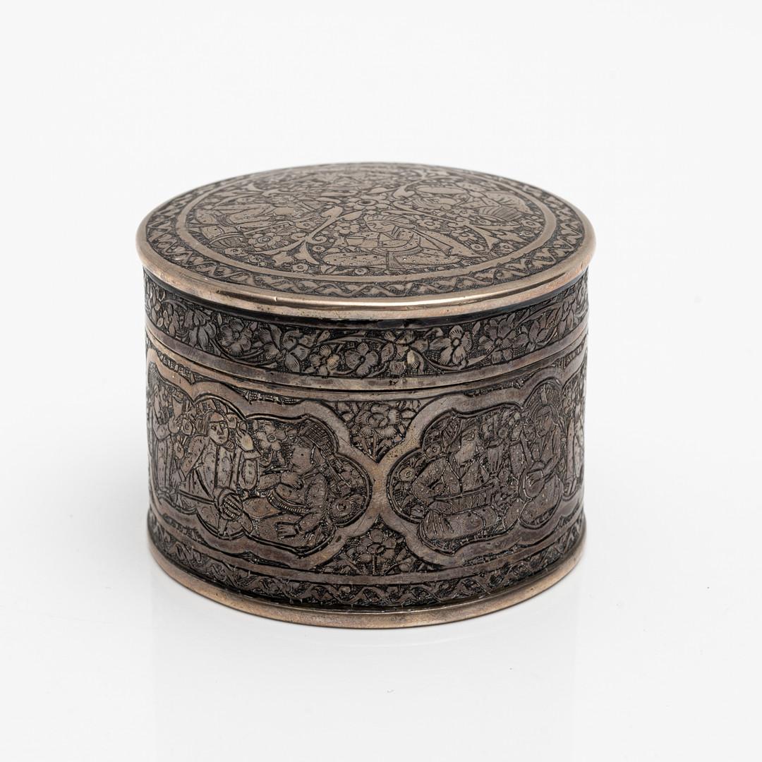 Milieu du XIXe siècle Ancienne boîte orientale en argent avec gravure figurative, fabriquée à la main, design de l'Asie de l'Ouest en vente