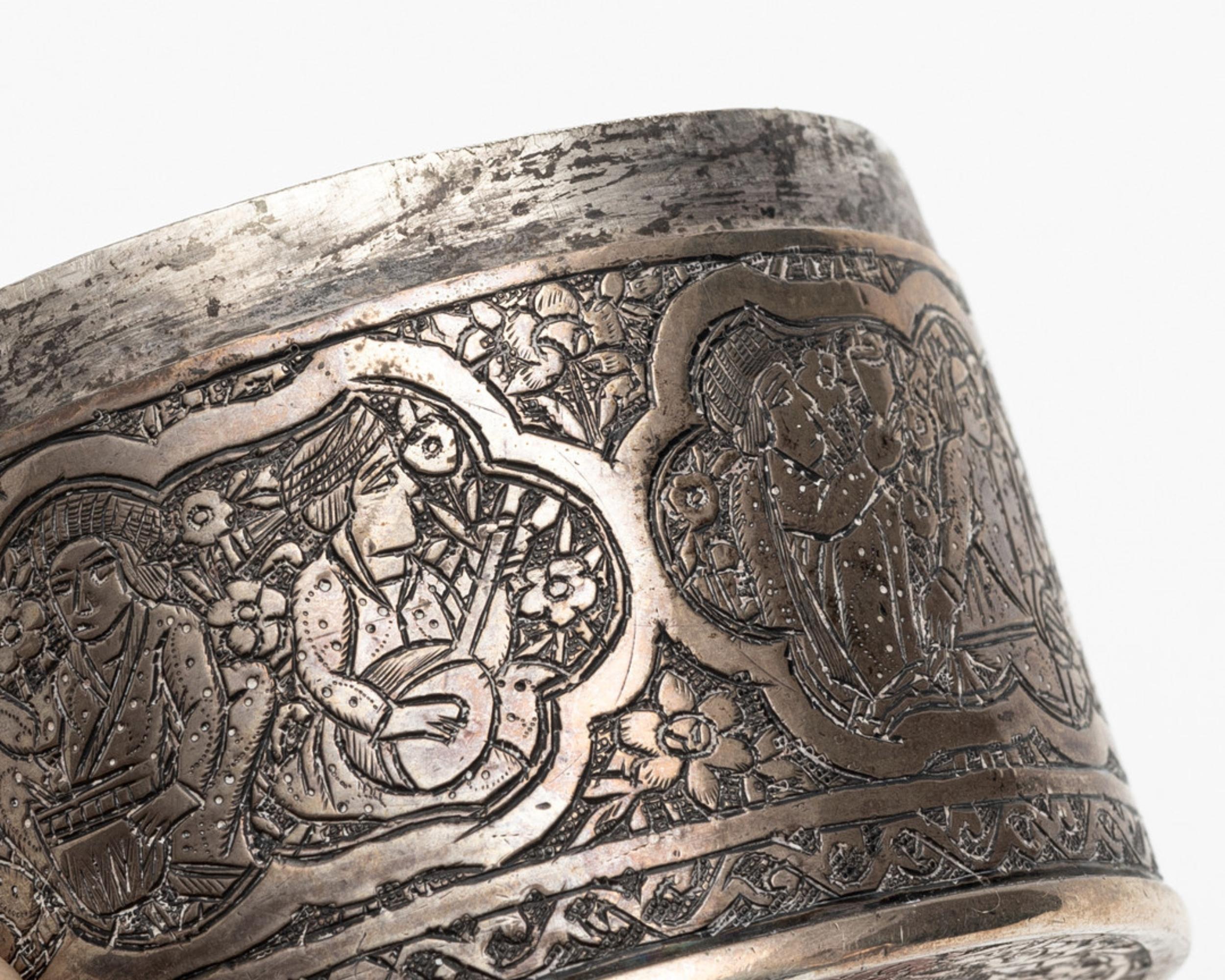 Plaqué or Ancienne boîte orientale en argent avec gravure figurative, fabriquée à la main, design de l'Asie de l'Ouest en vente