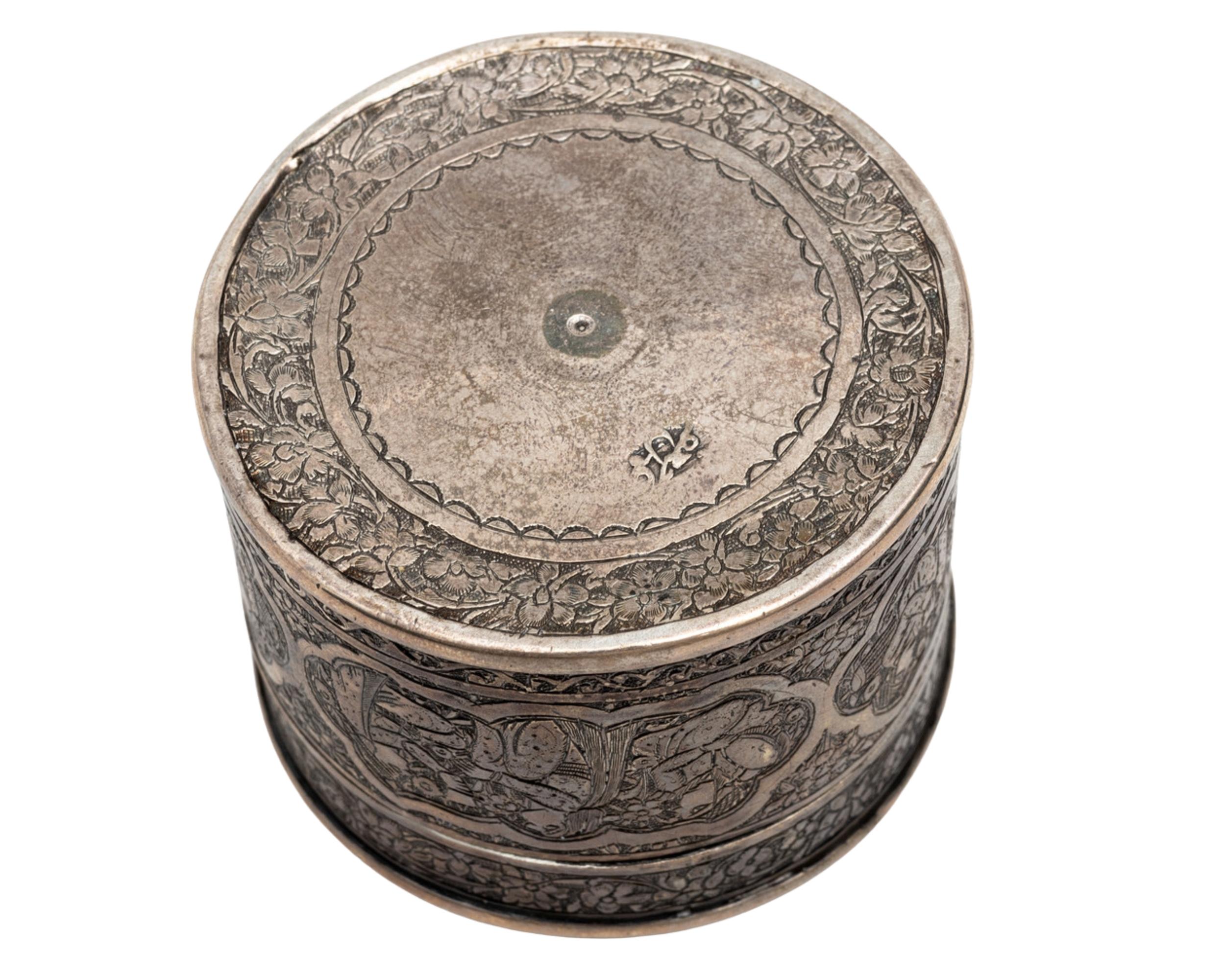 Ancienne boîte orientale en argent avec gravure figurative, fabriquée à la main, design de l'Asie de l'Ouest en vente 1