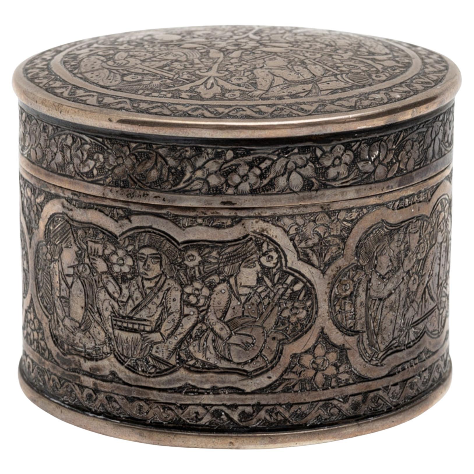 Antico cofanetto orientale in argento con incisione figurata, realizzato a mano e con design dell'Asia occidentale