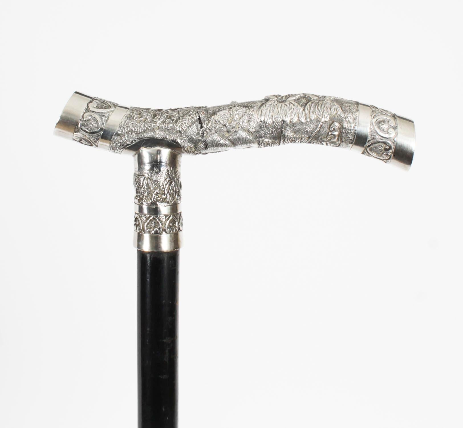 This is a beautiful antique oriental ladies silver handled walking stick, circa 1880 in date.

The striking stick features an ornate silver Crutch handle featuring profusely embossed oriental foliate decoration, on a gently tapering ebonized
