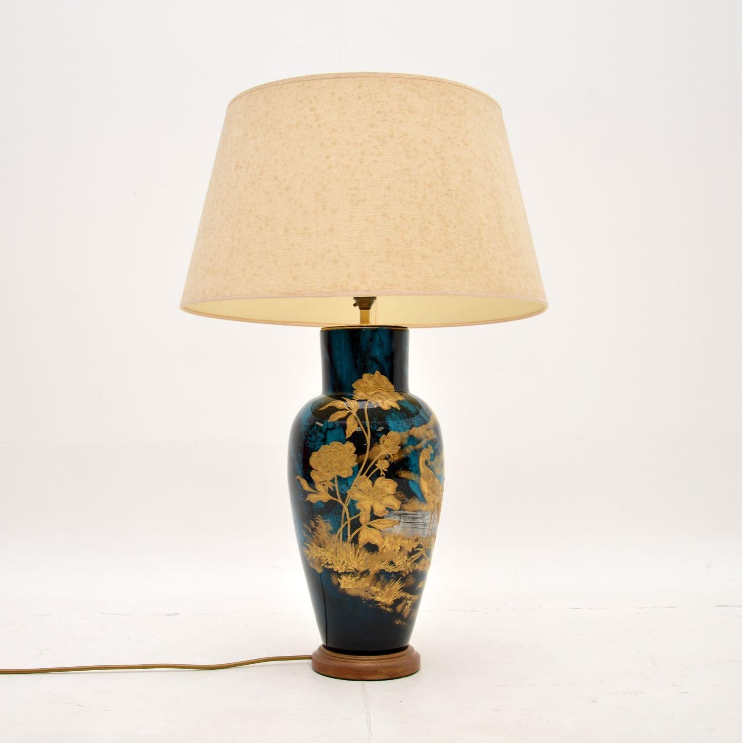 An absolutely gorgeous antique oriental style ceramic table lamp. This was likely made in England, it dates from around the 1950-60’s.

The quality is outstanding, this has incredibly beautiful lacquered decorations, they seem to be layered and have