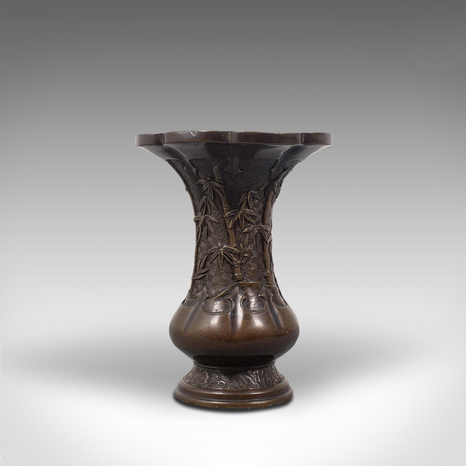 Il s'agit d'un vase oriental ancien. Urne décorative chinoise en bronze, datant de la fin de la période victorienne, vers 1900.

Un superbe attrait décoratif
Présente une patine d'ancienneté souhaitable - une petite entaille lors d'une inspection