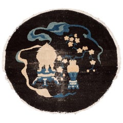 Antiker orientalischer Teppich mit Blumenmotiven in Knochen- und Blautönen, antik