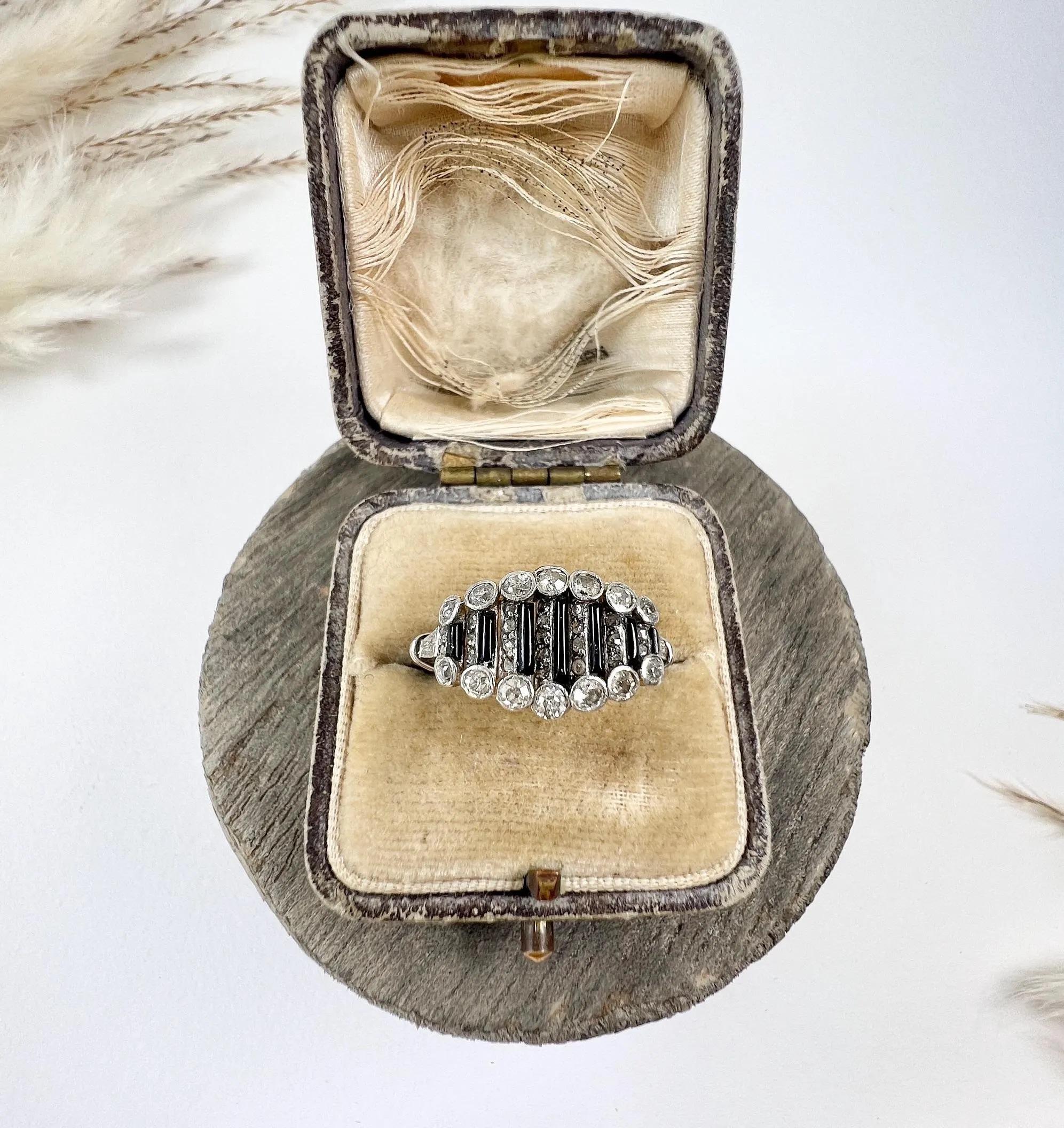Antique Original 1920s Platinum, Art Deco 0.70ct Diamond and Onyx Cocktail Ring In Good Condition For Sale In Brighton, GB