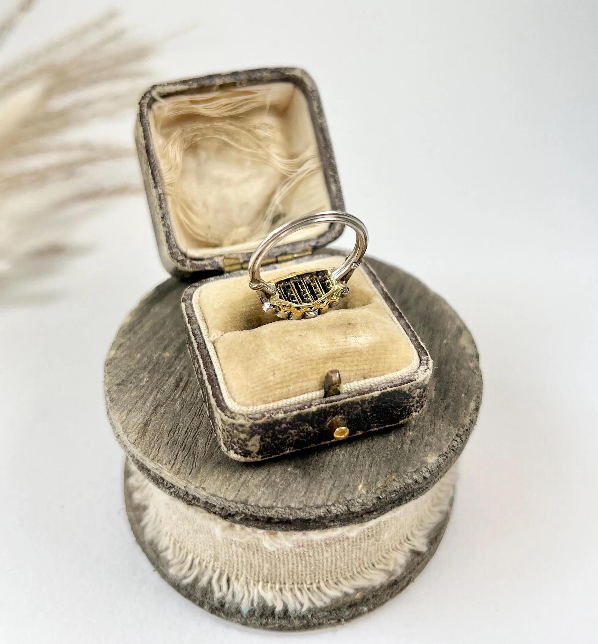 Antique Original 1920s Platinum, Art Deco 0.70ct Diamond and Onyx Cocktail Ring For Sale 3