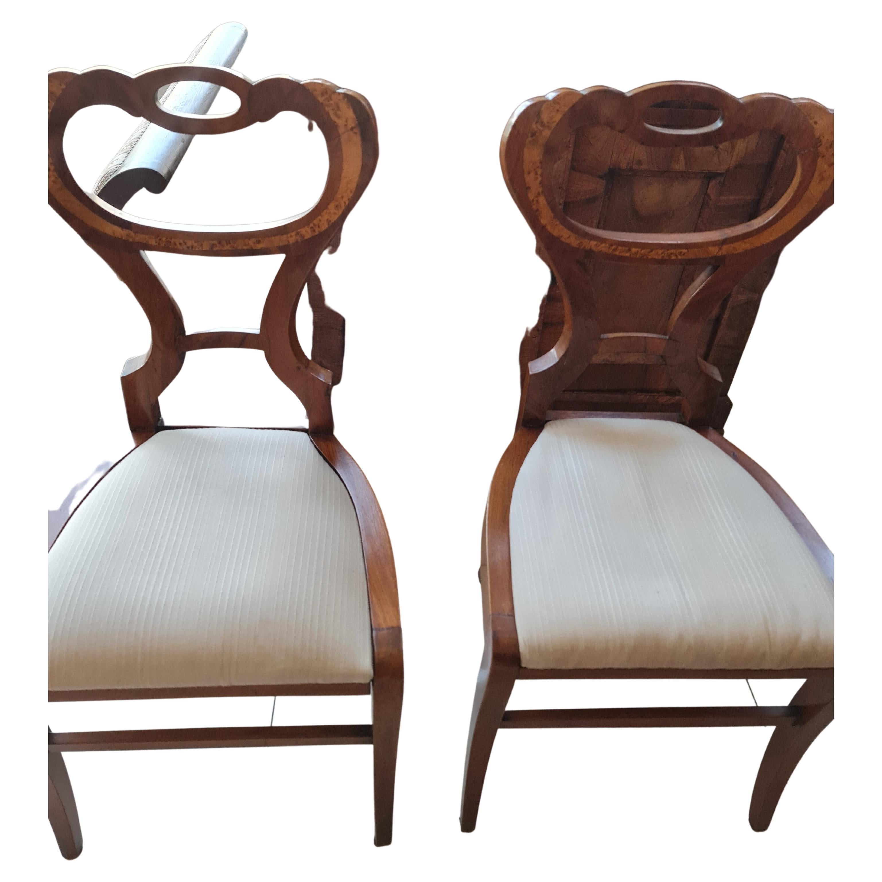 The presented piece is in an age-appropriate 
condition. 
The upholstery is clean , the chair can be used 
immediately

